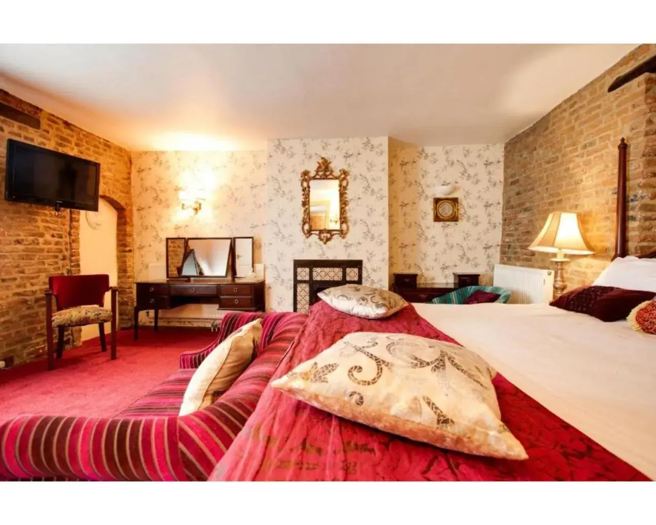 Bedroom in The Rose And Crown Hotel Bedroom in The Rose And Crown Hotel