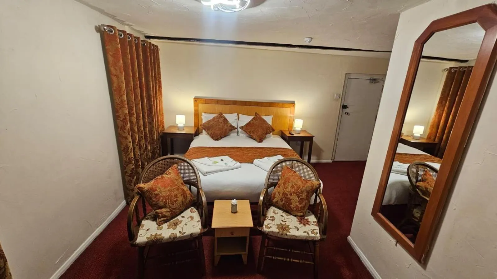 Bedroom, Bed in The Rose and Crown Hotel