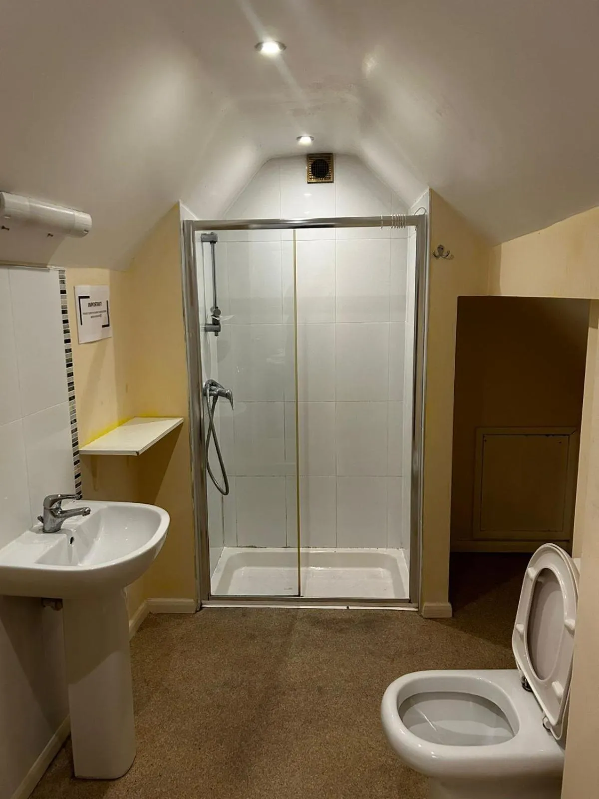 Bathroom in The Rose and Crown Hotel