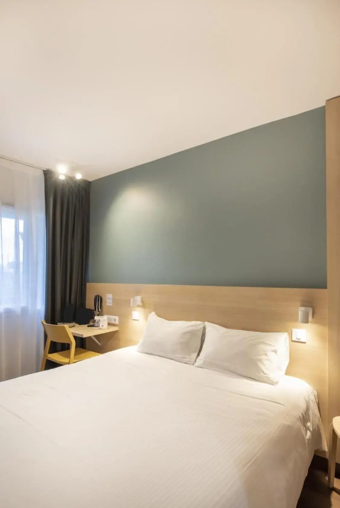 Bedroom, Bed in The Originals Access Hôtel Bordeaux Aéroport Bedroom, Bed in The Originals Access Hôtel Bordeaux Aéroport