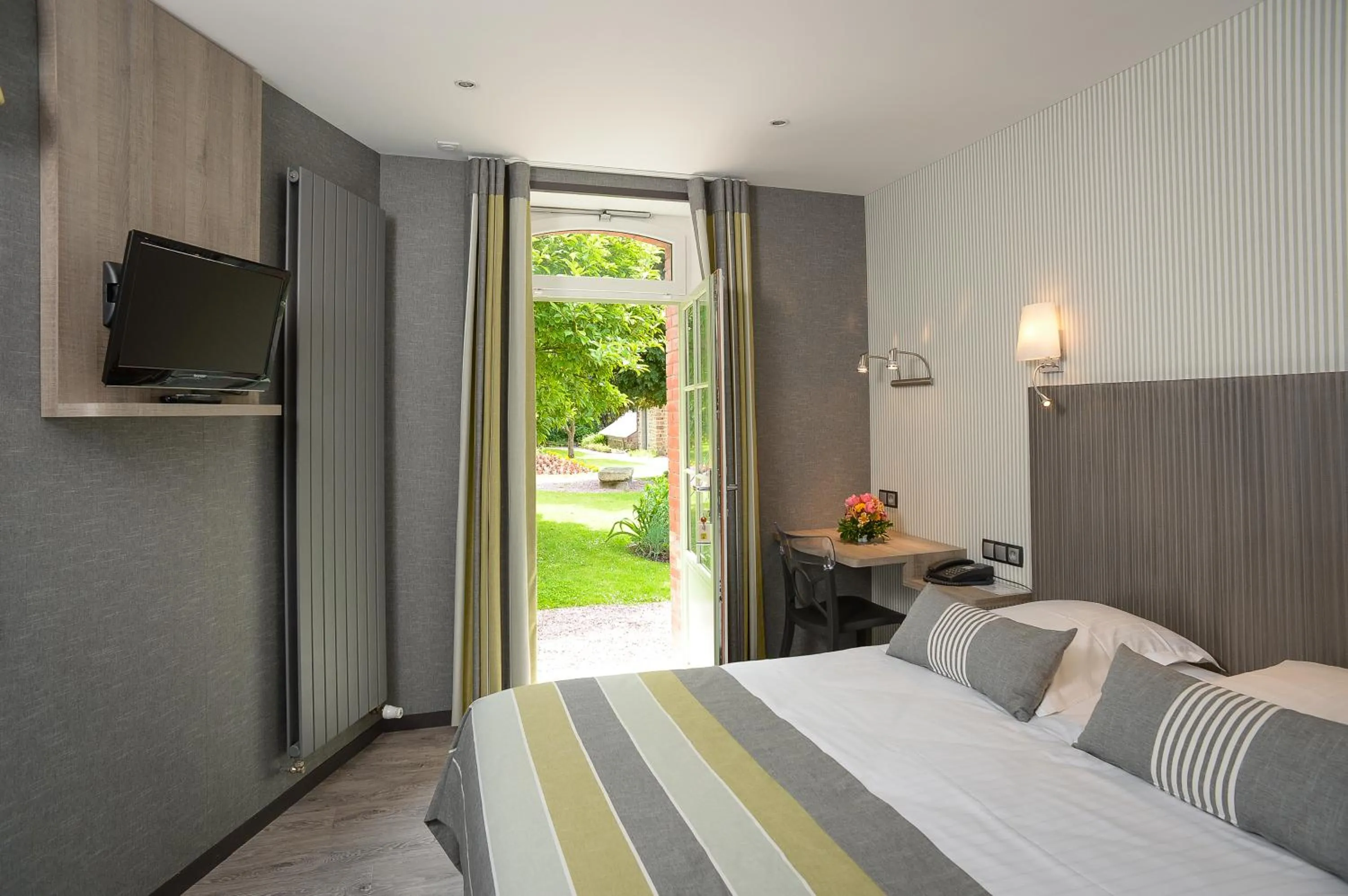 Double Room with Garden View in Logis Hotel Restaurant Auberge De La Sélune