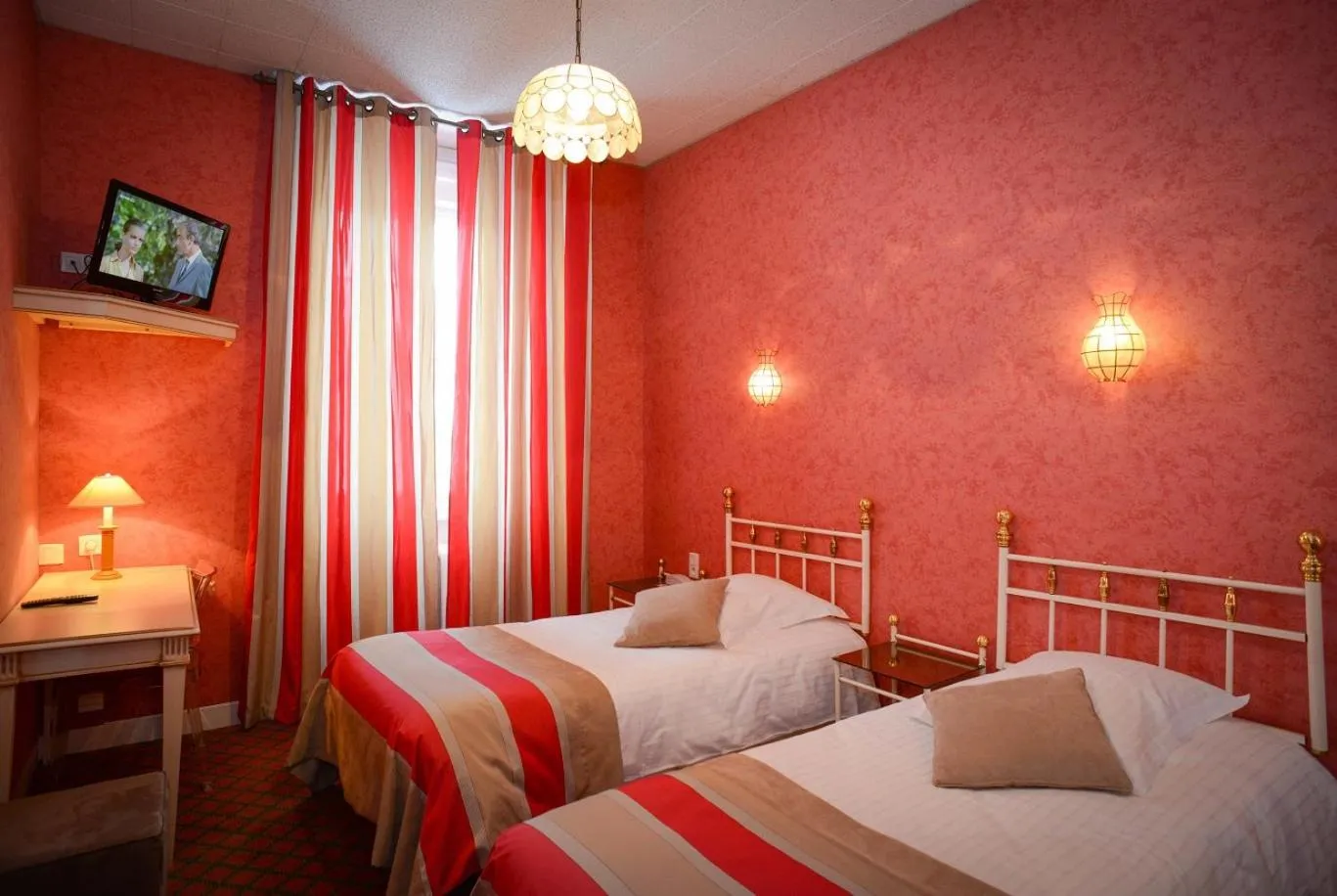 Twin Room in Logis Hotel Restaurant Auberge De La Sélune