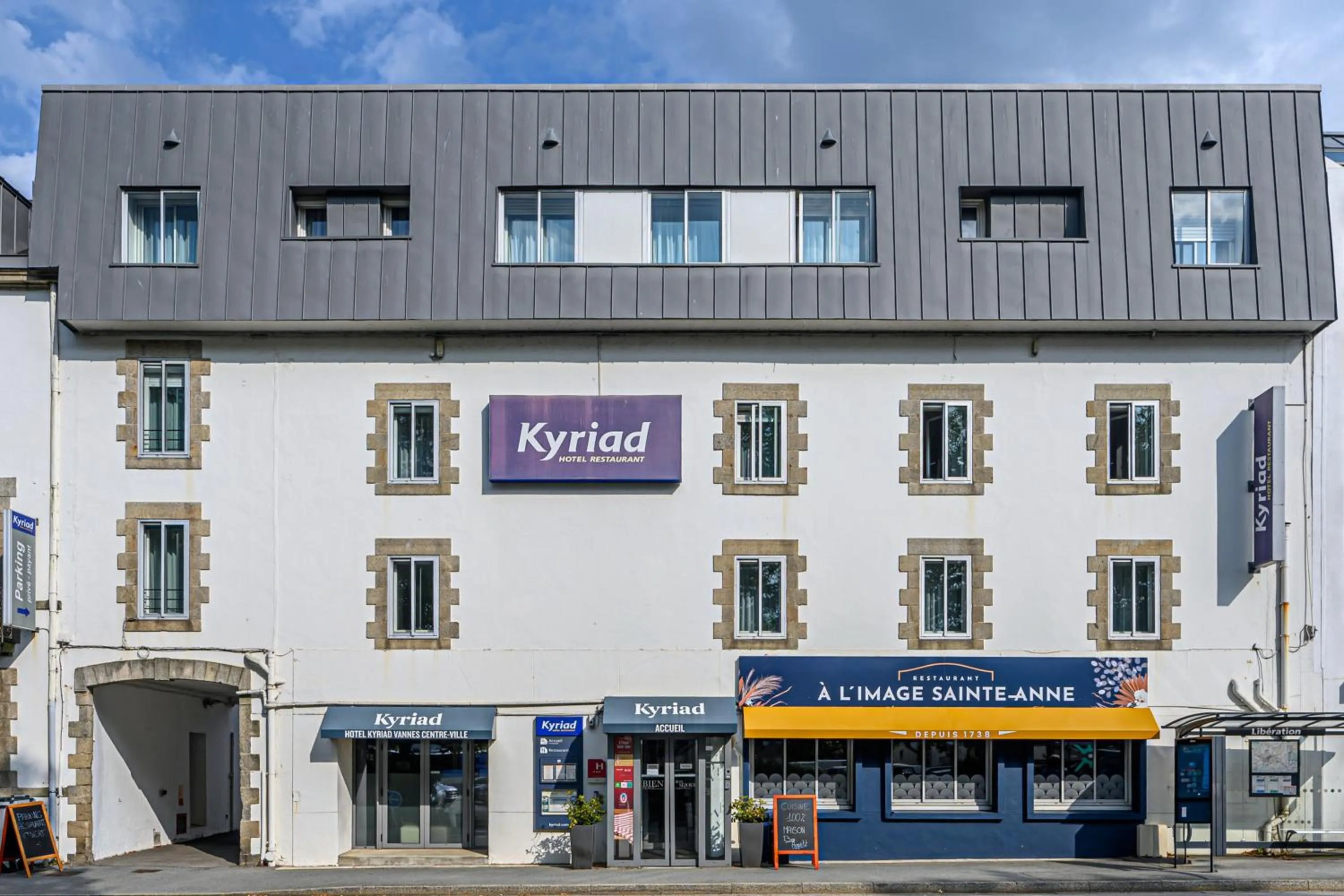 Facade/entrance in Kyriad Vannes Centre Ville