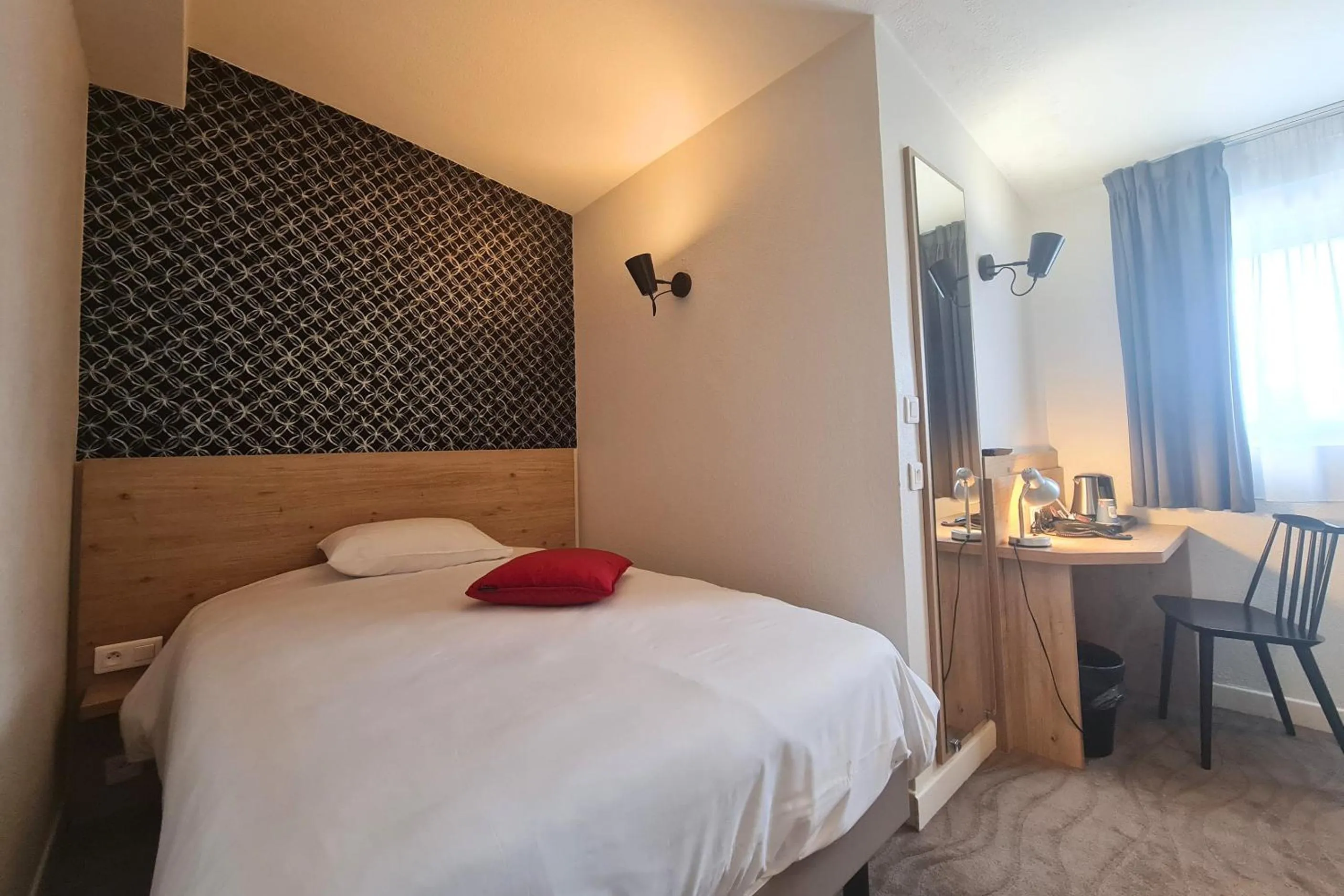 Bedroom, Bed in Kyriad Vannes Centre Ville