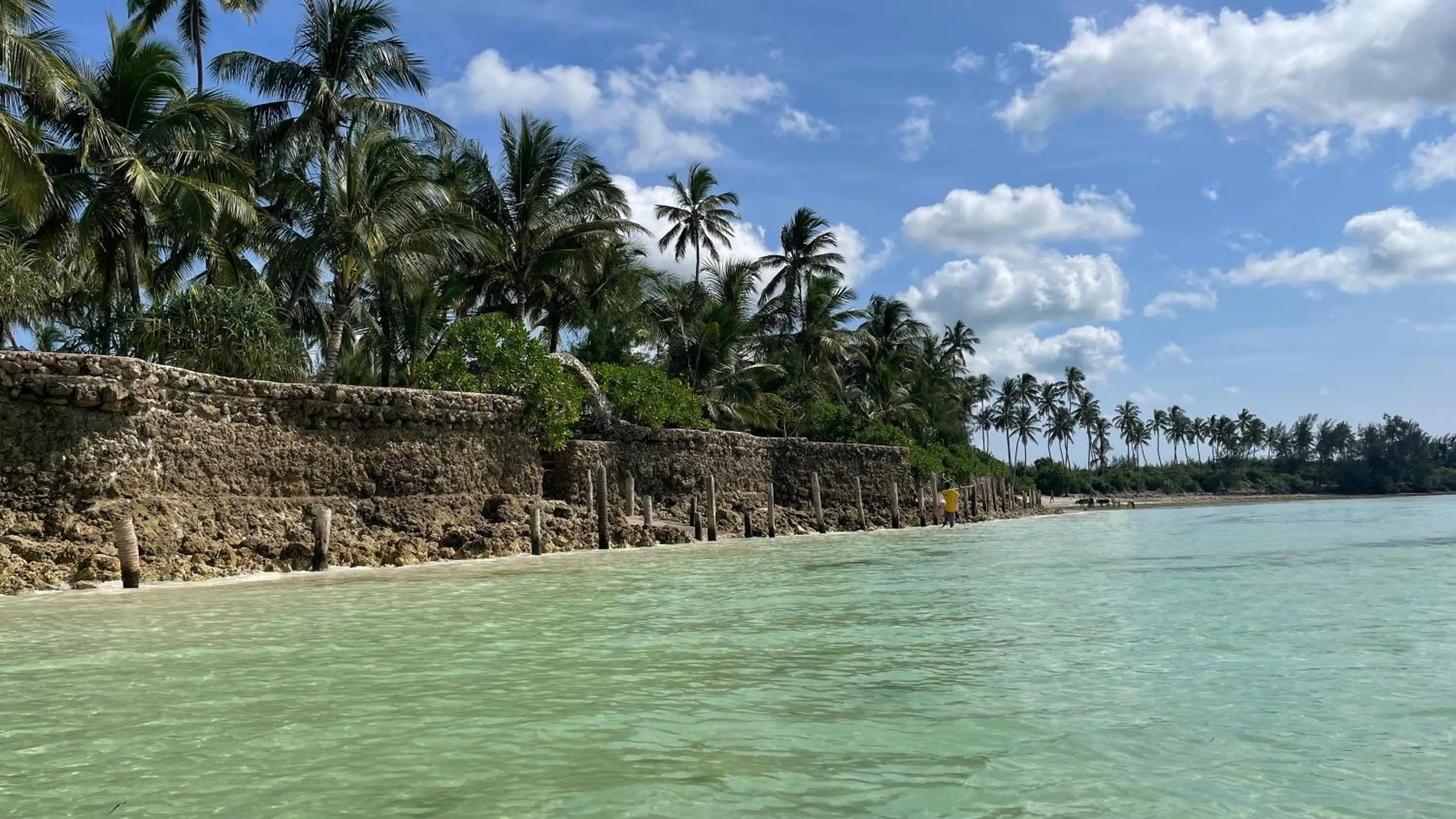 Beach in Samaki Lodge & Spa
