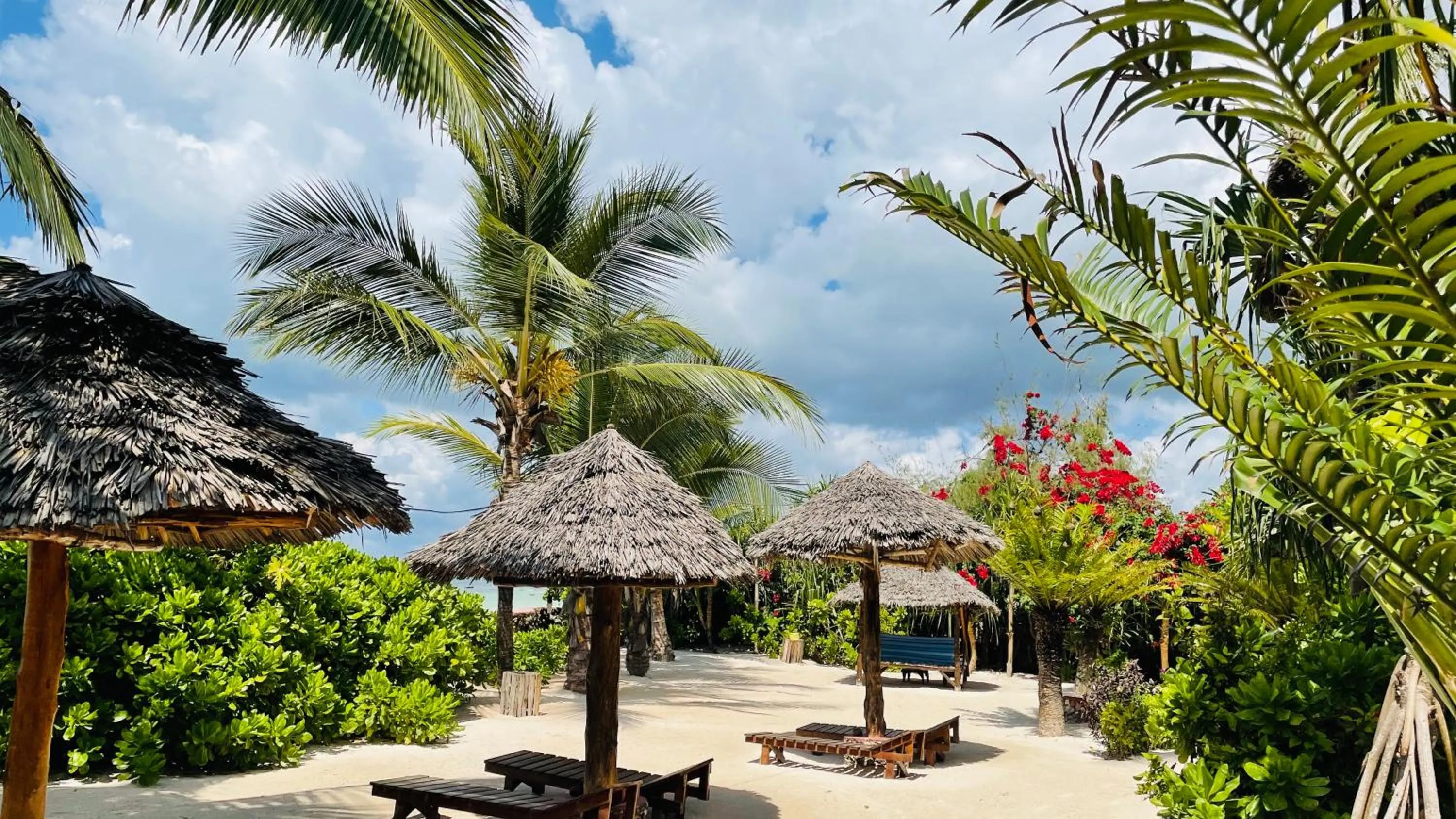 Beach in Samaki Lodge & Spa