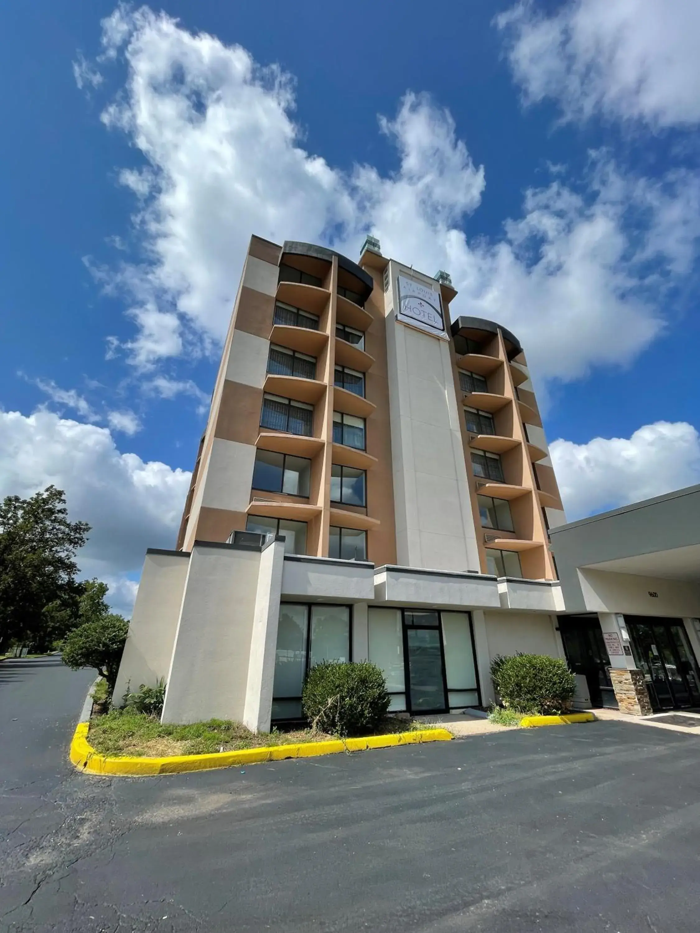 Property building in Saint Louis Airport Hotel Property building in Saint Louis Airport Hotel
