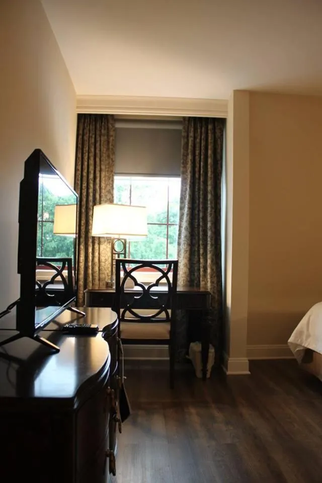 Bed in Norwalk Inn & Conference Center