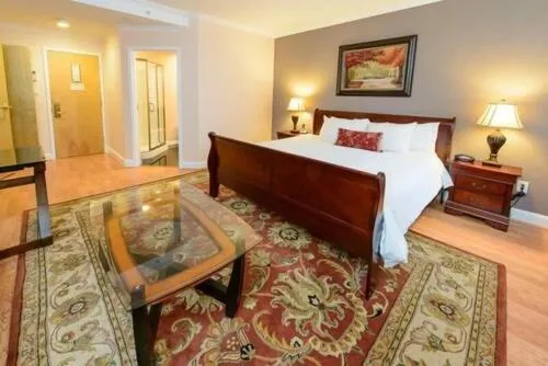 Bed in Norwalk Inn & Conference Center