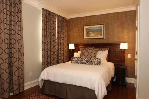 Bed in Norwalk Inn & Conference Center