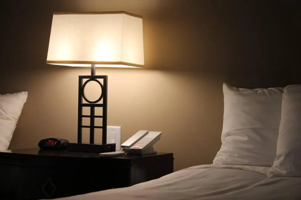 Bed in Norwalk Inn & Conference Center