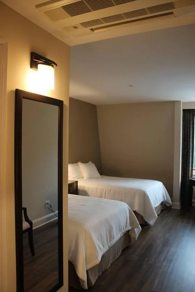 Bed in Norwalk Inn & Conference Center