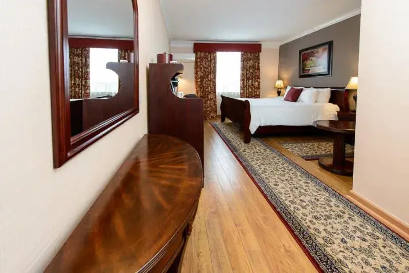 Deluxe King Room in Norwalk Inn & Conference Center Deluxe King Room in Norwalk Inn & Conference Center