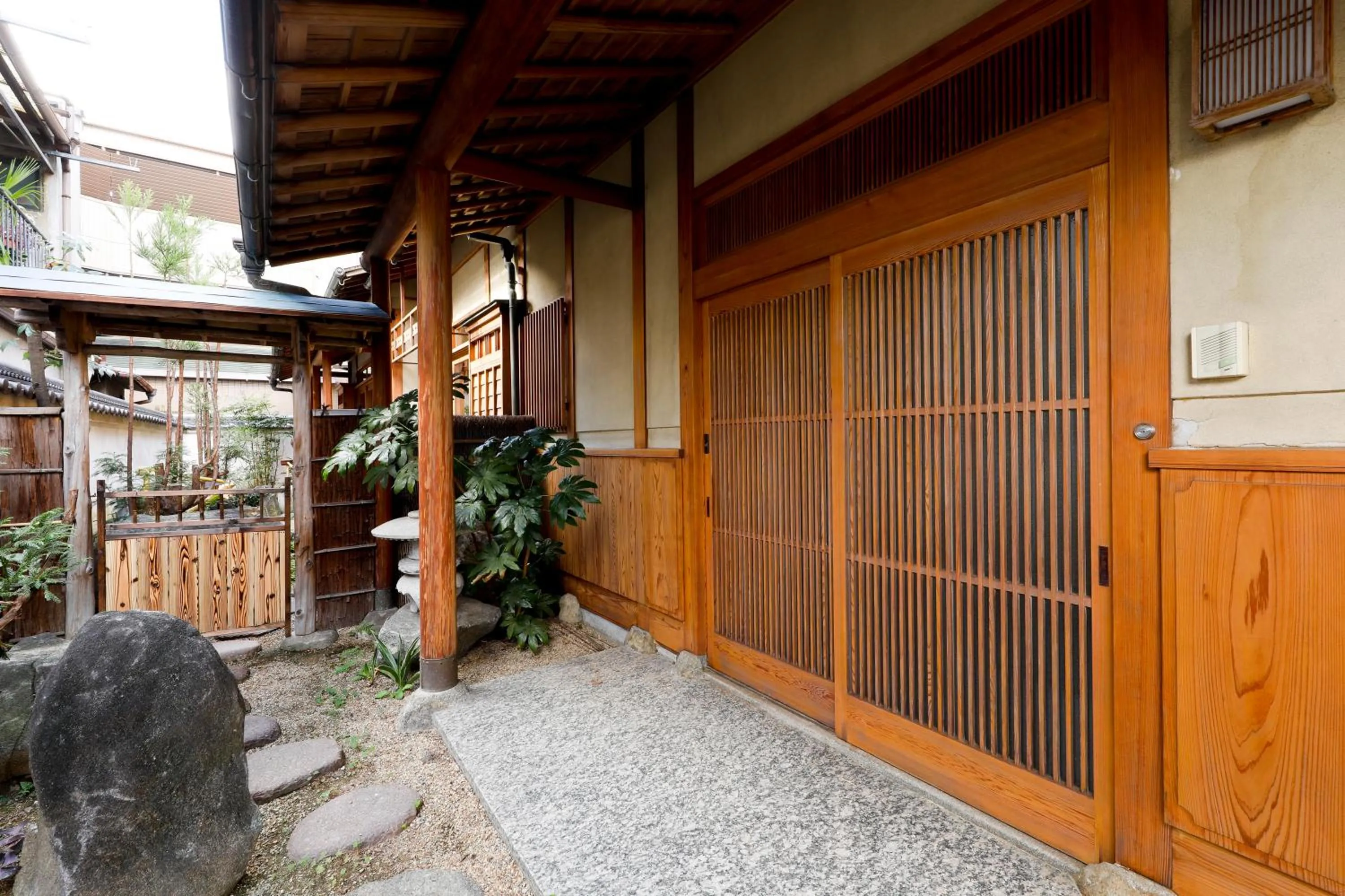 庭之宿 新大阪日本庭園の家 -Residence inn Niwanoyado-