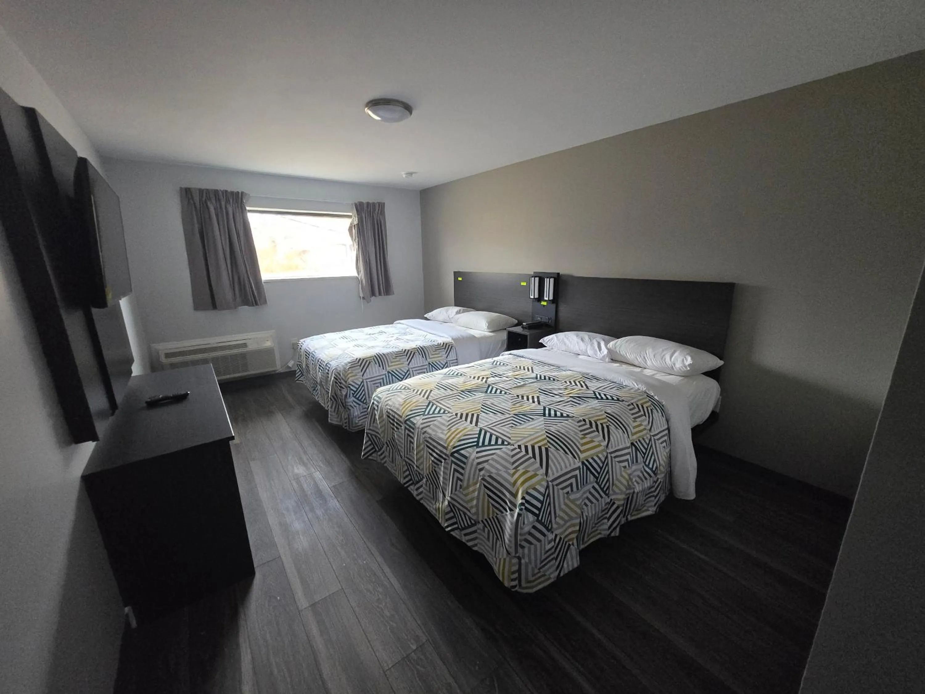 Bedroom, Bed in Motel 6 East Windsor, NJ Hightstown