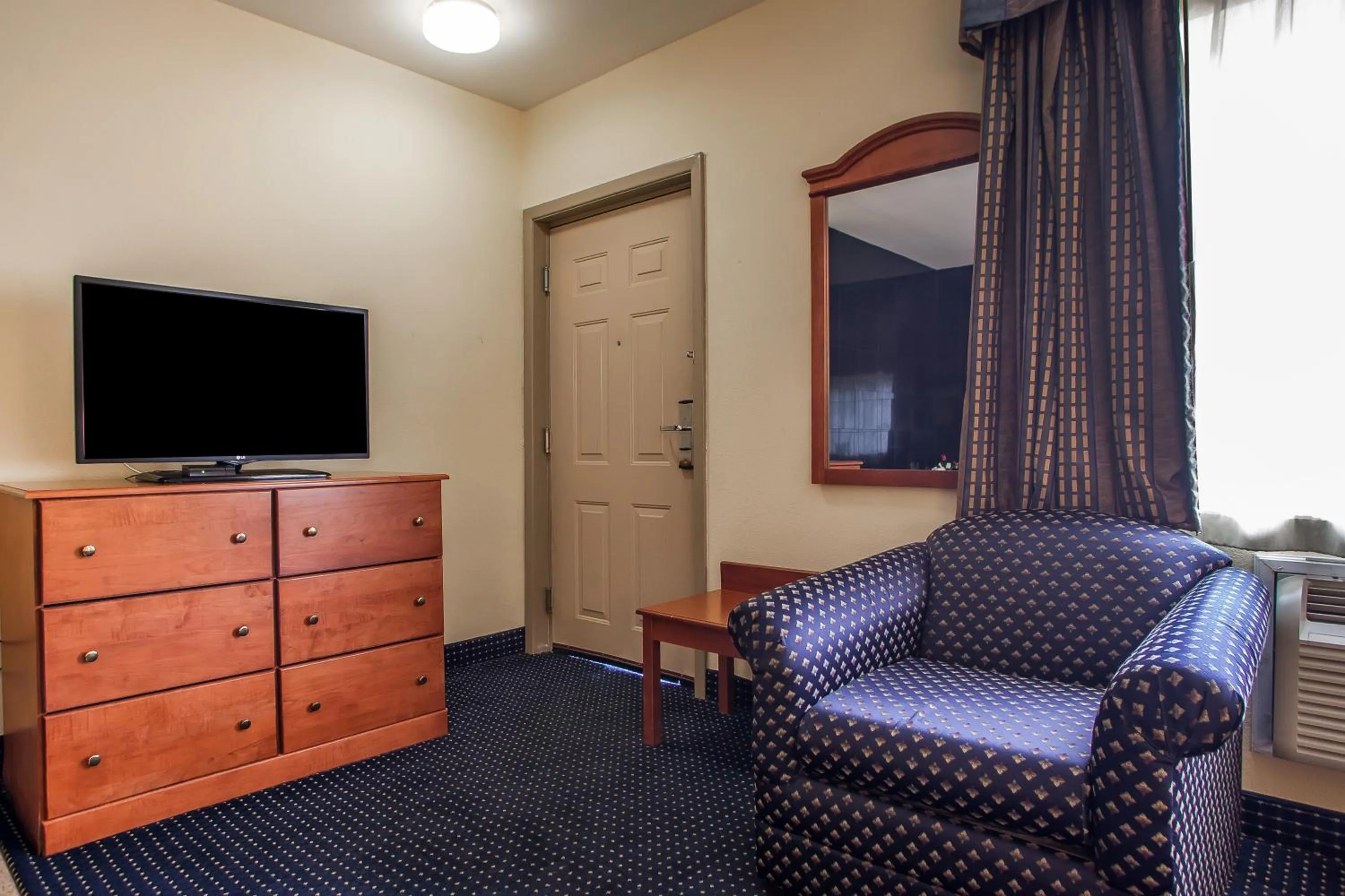 TV and multimedia in Motel 6 East Windsor, NJ Hightstown