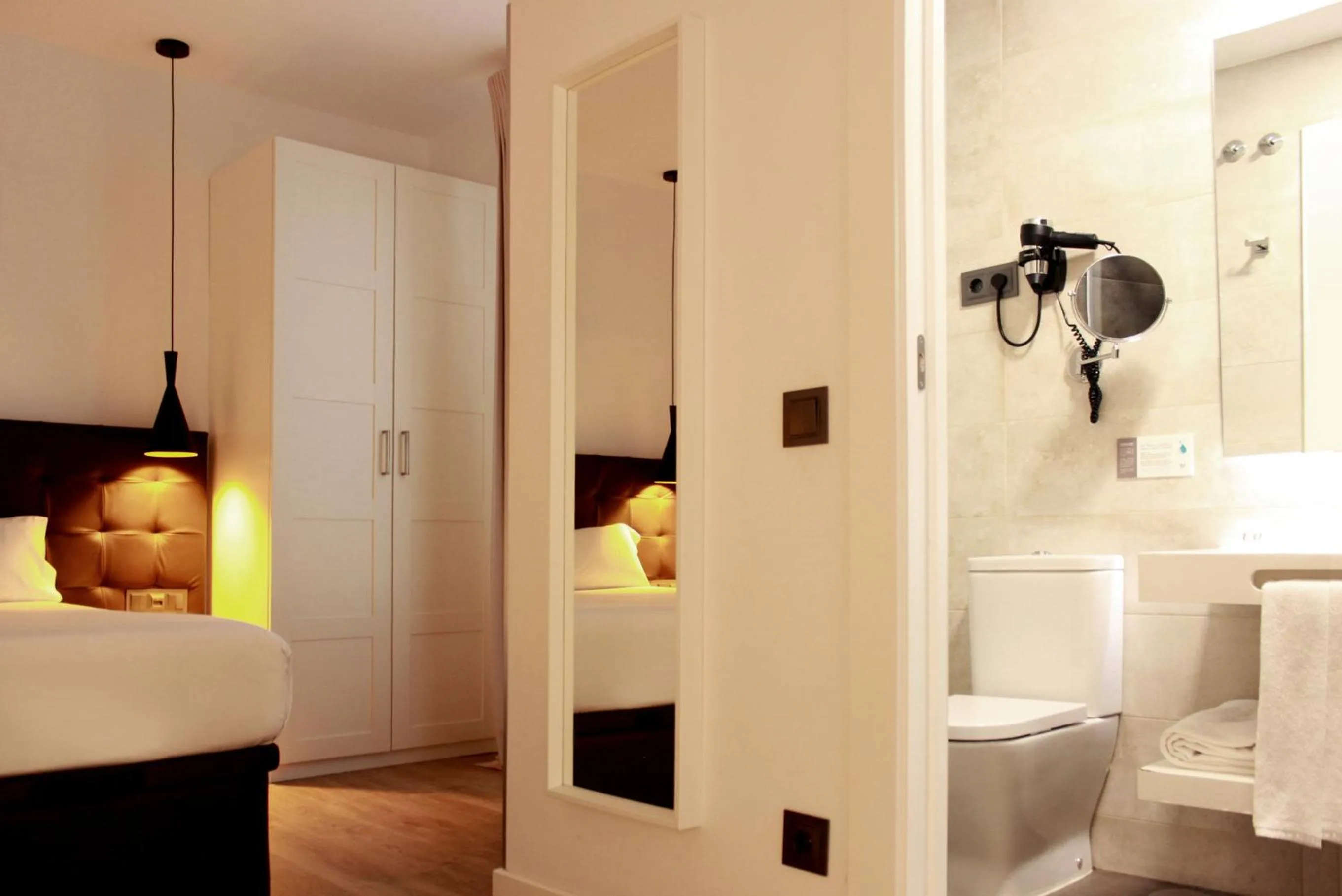 Bathroom, Bed in Woohoo Rooms Fuencarral