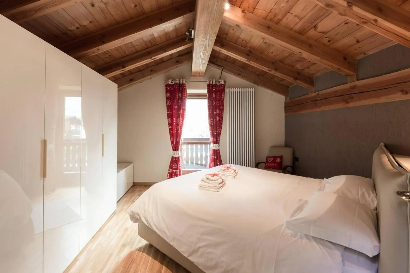 Balcony/Terrace, Bed in Le Petit Coeur Residence De Montagne
