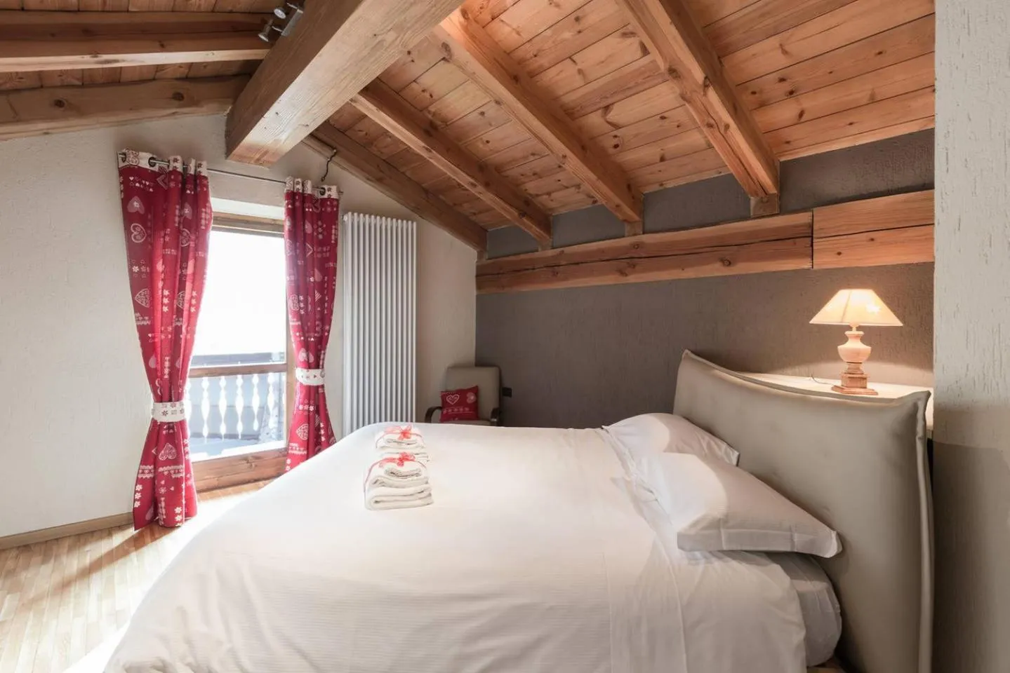 Balcony/Terrace, Bed in Le Petit Coeur Residence De Montagne