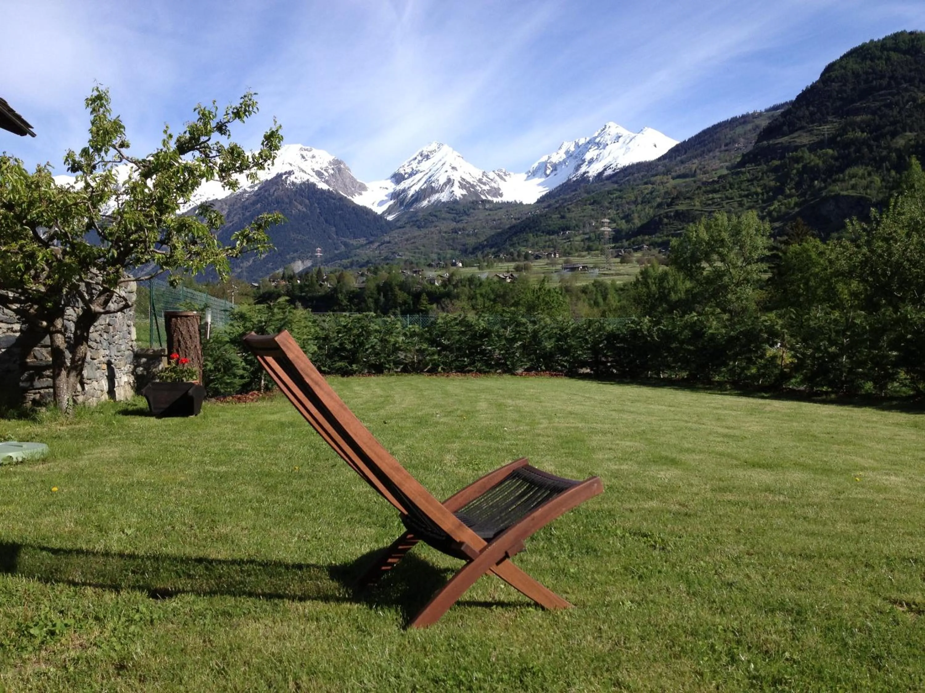 Garden in Le Petit Coeur Residence De Montagne