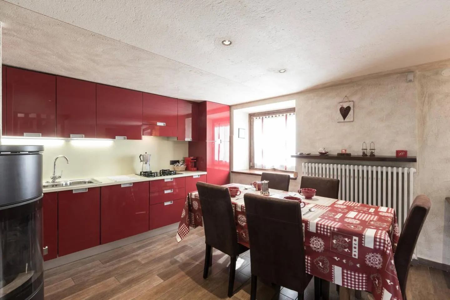 Kitchen or kitchenette in Le Petit Coeur Residence De Montagne