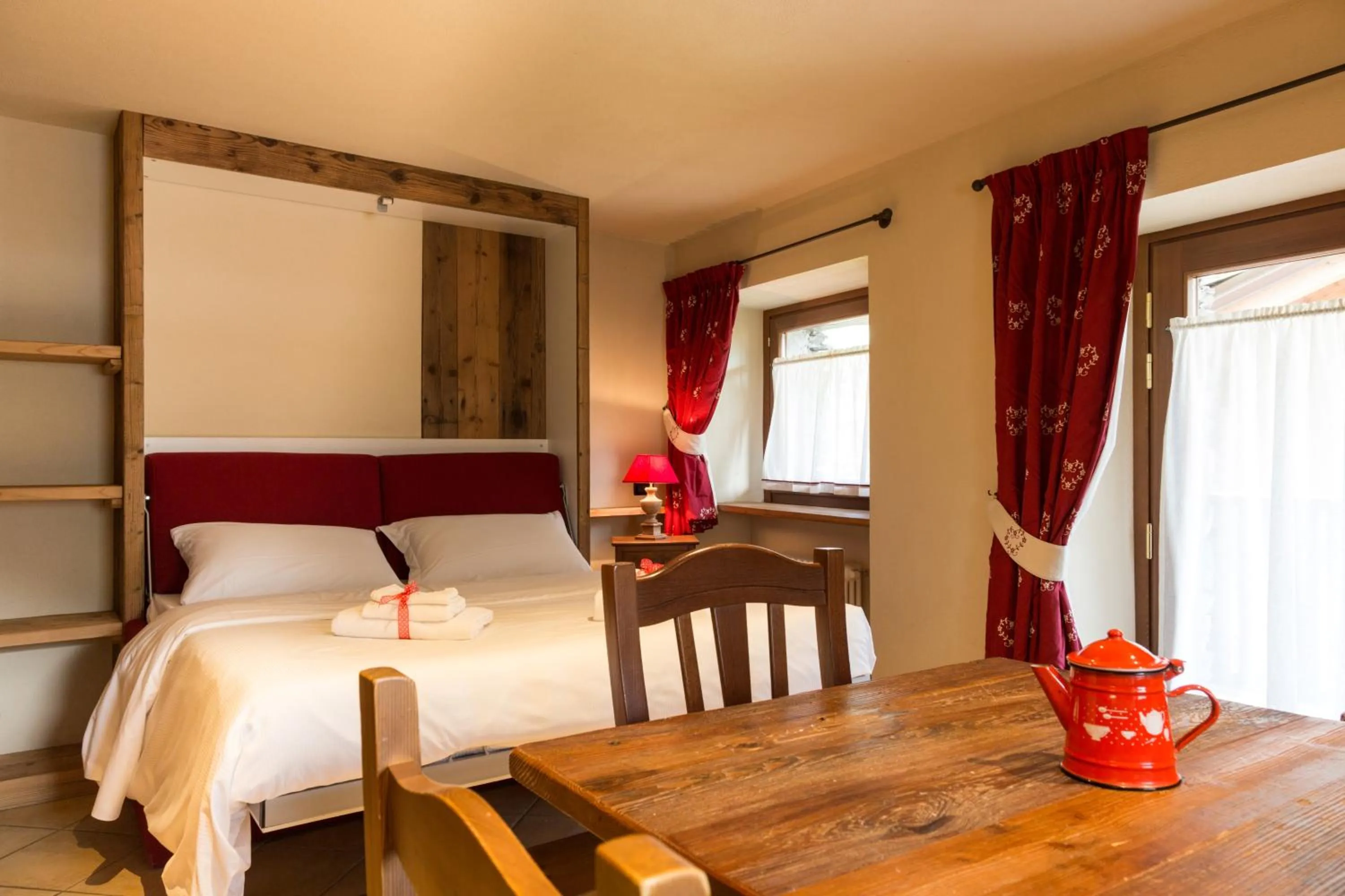 Balcony/Terrace, Bed in Le Petit Coeur Residence De Montagne