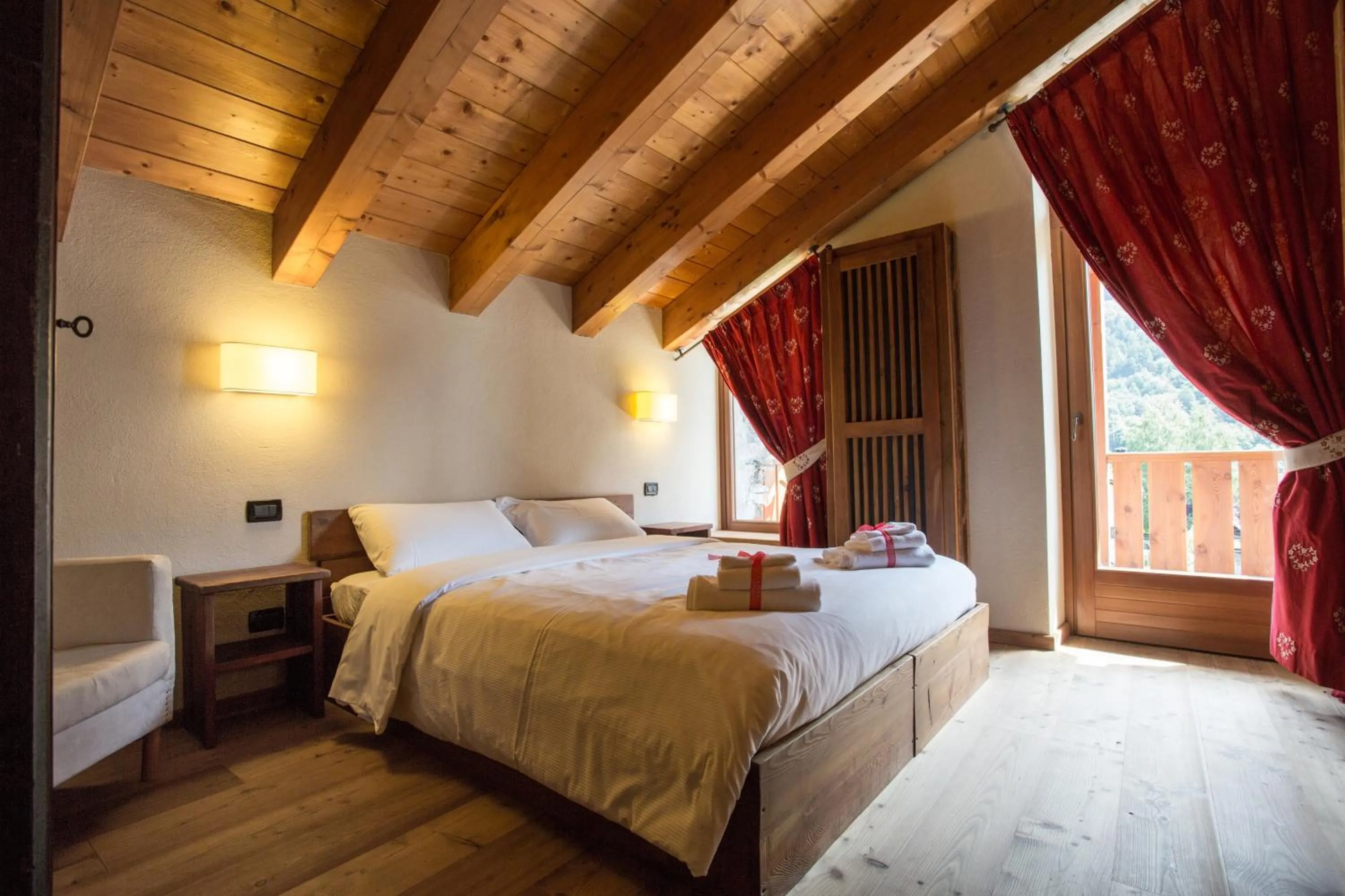 Balcony/Terrace, Bed in Le Petit Coeur Residence De Montagne