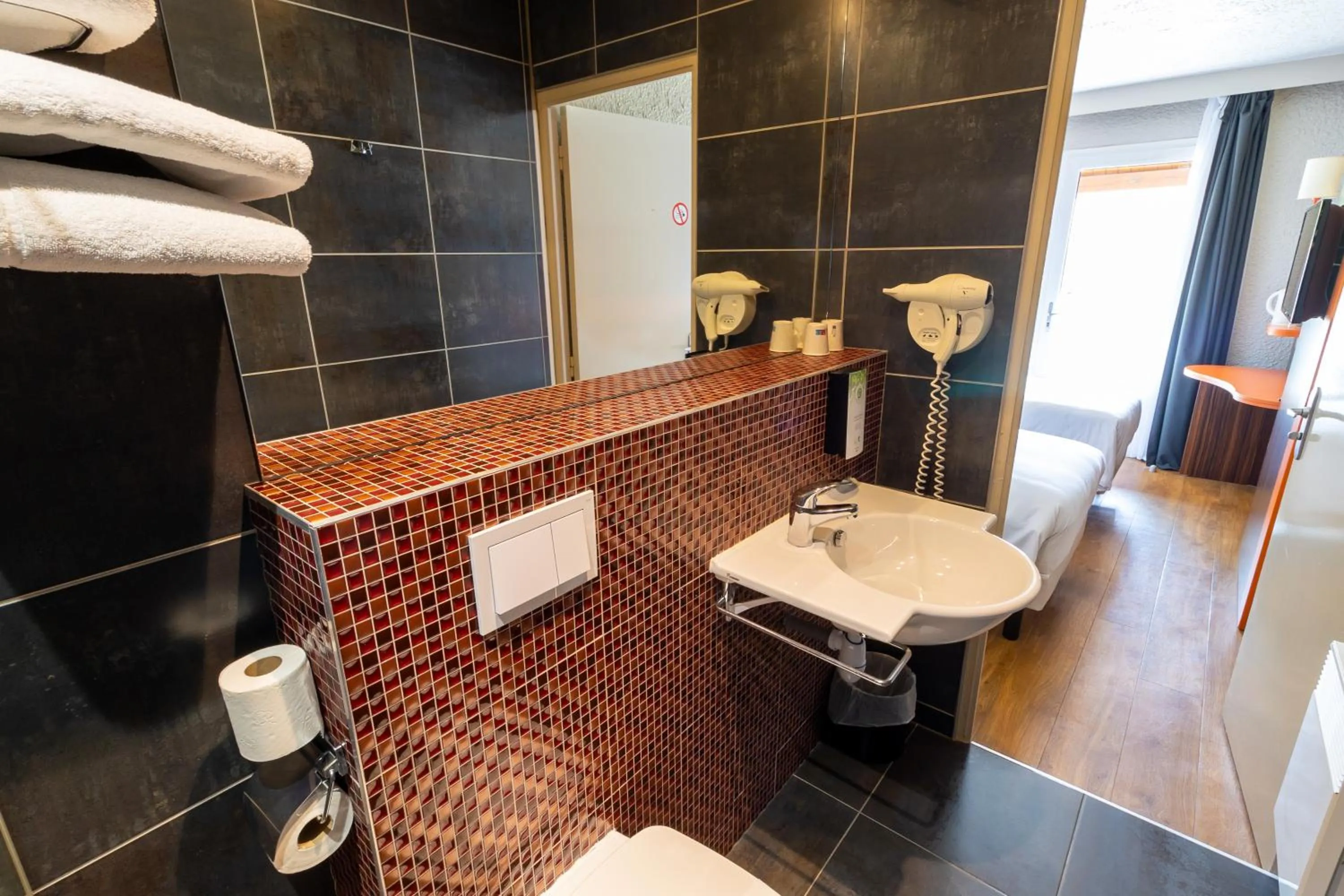 Shower in Kyriad Auxerre Appoigny