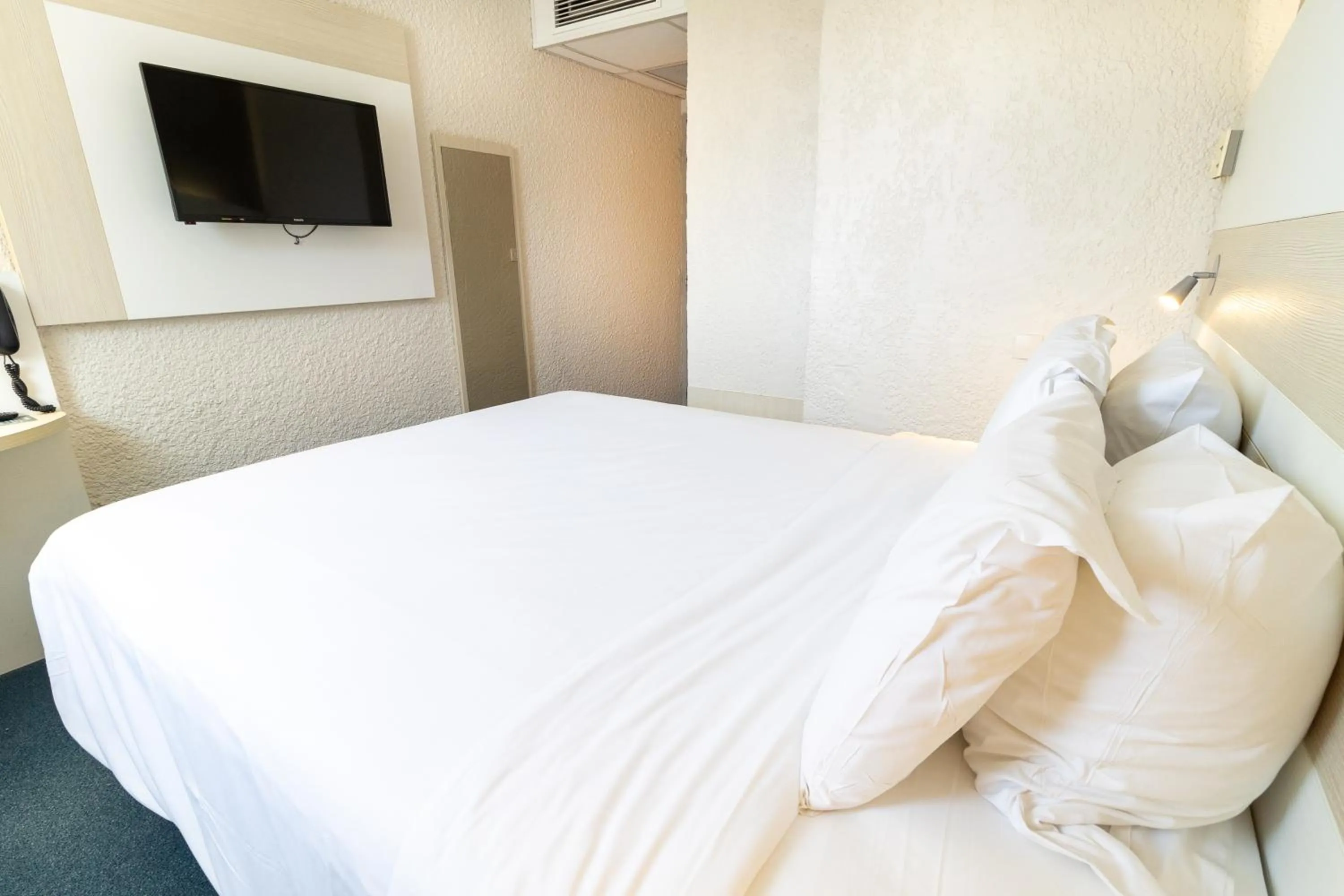 Bed in Kyriad Auxerre Appoigny