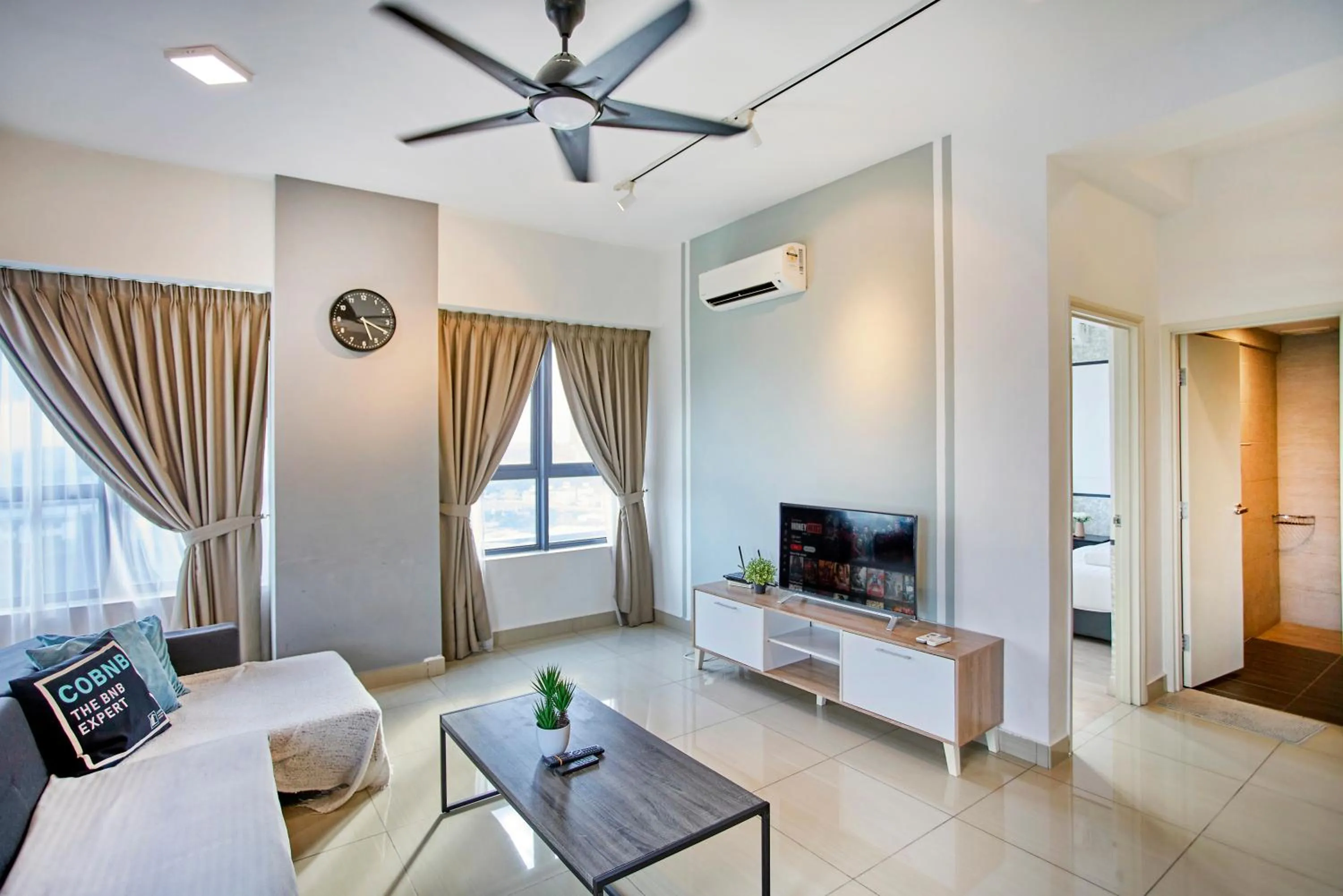 Living room in Arte Plus KLCC Designer Suites by Cobnb