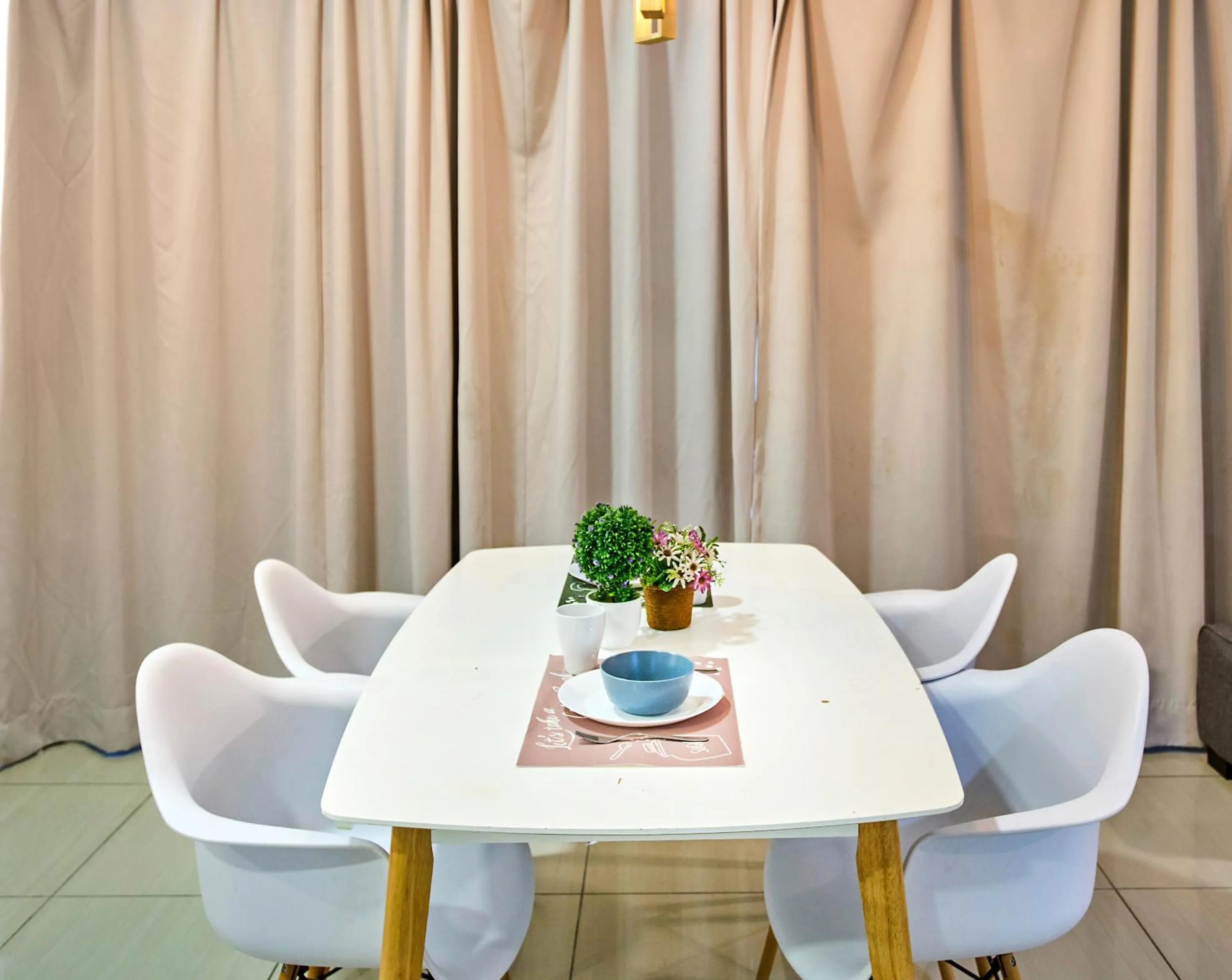 Dining area in Arte Plus KLCC Designer Suites by Cobnb