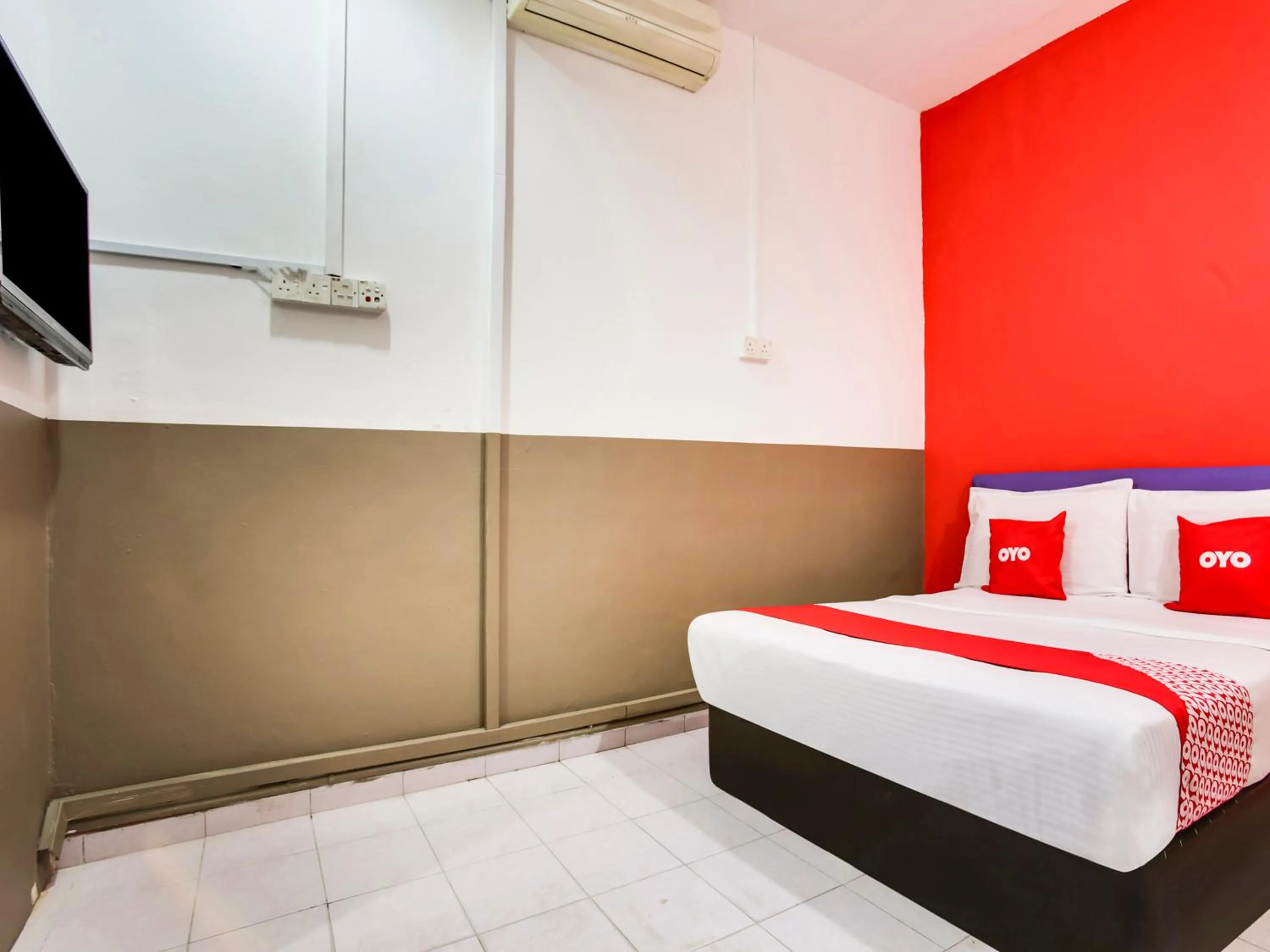 Bedroom in OYO 89615 T Family Hotel