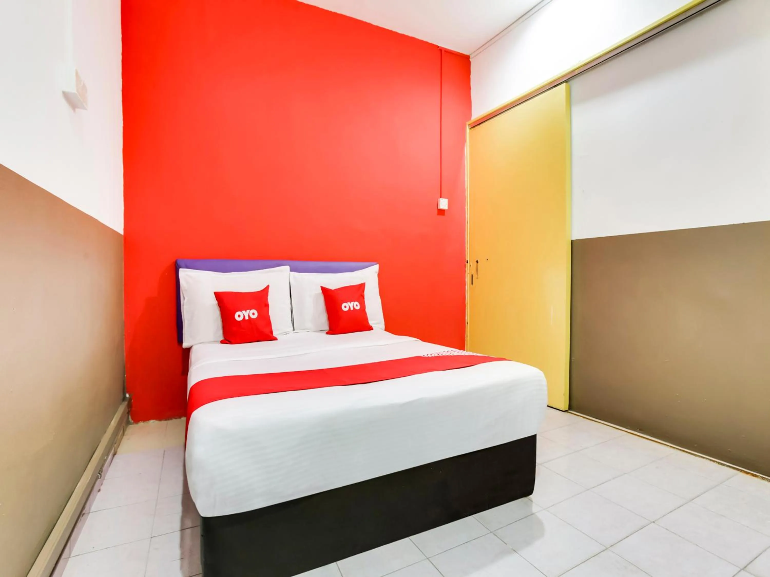 Bedroom in OYO 89615 T Family Hotel