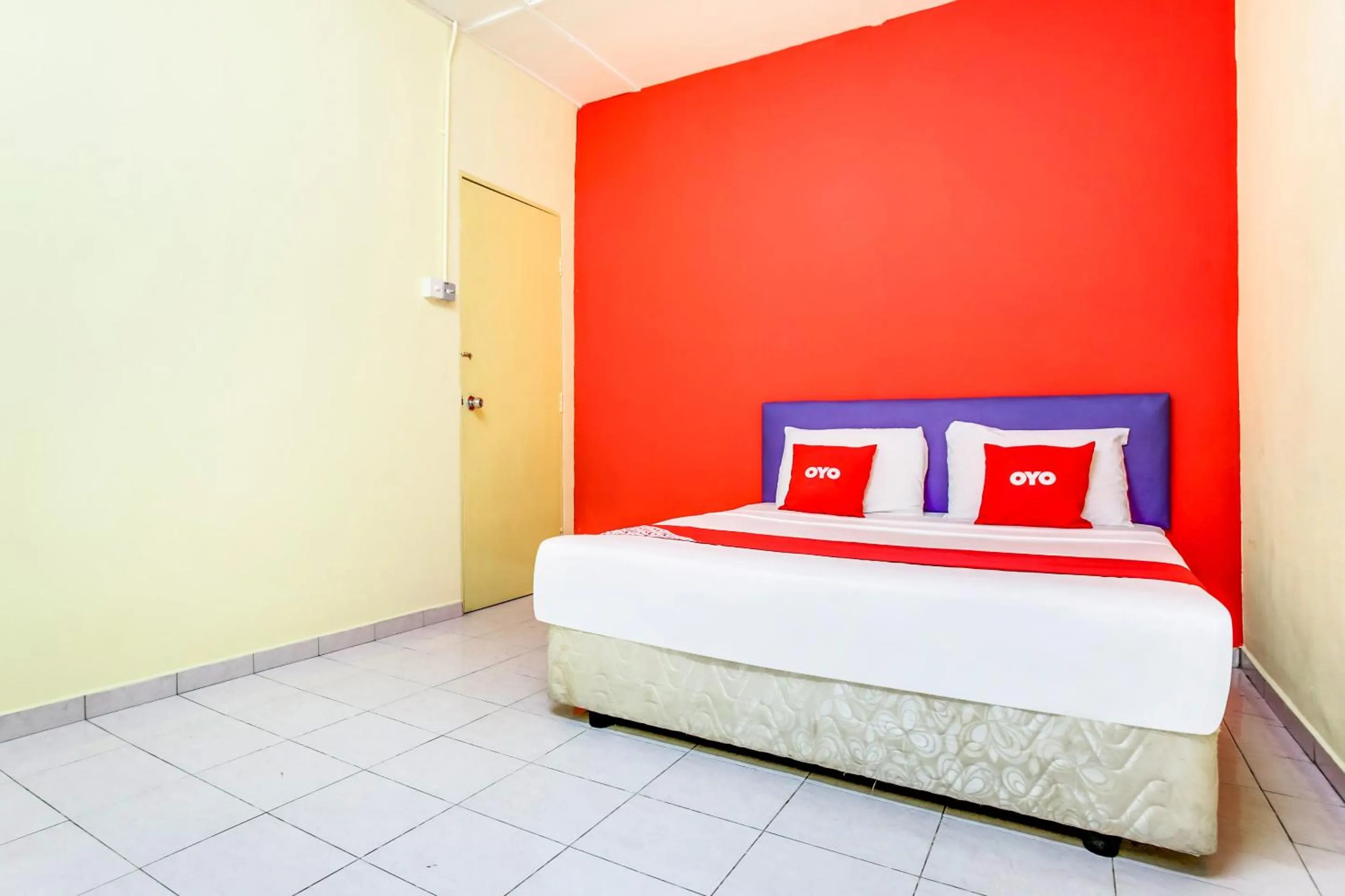 Bedroom in OYO 89615 T Family Hotel