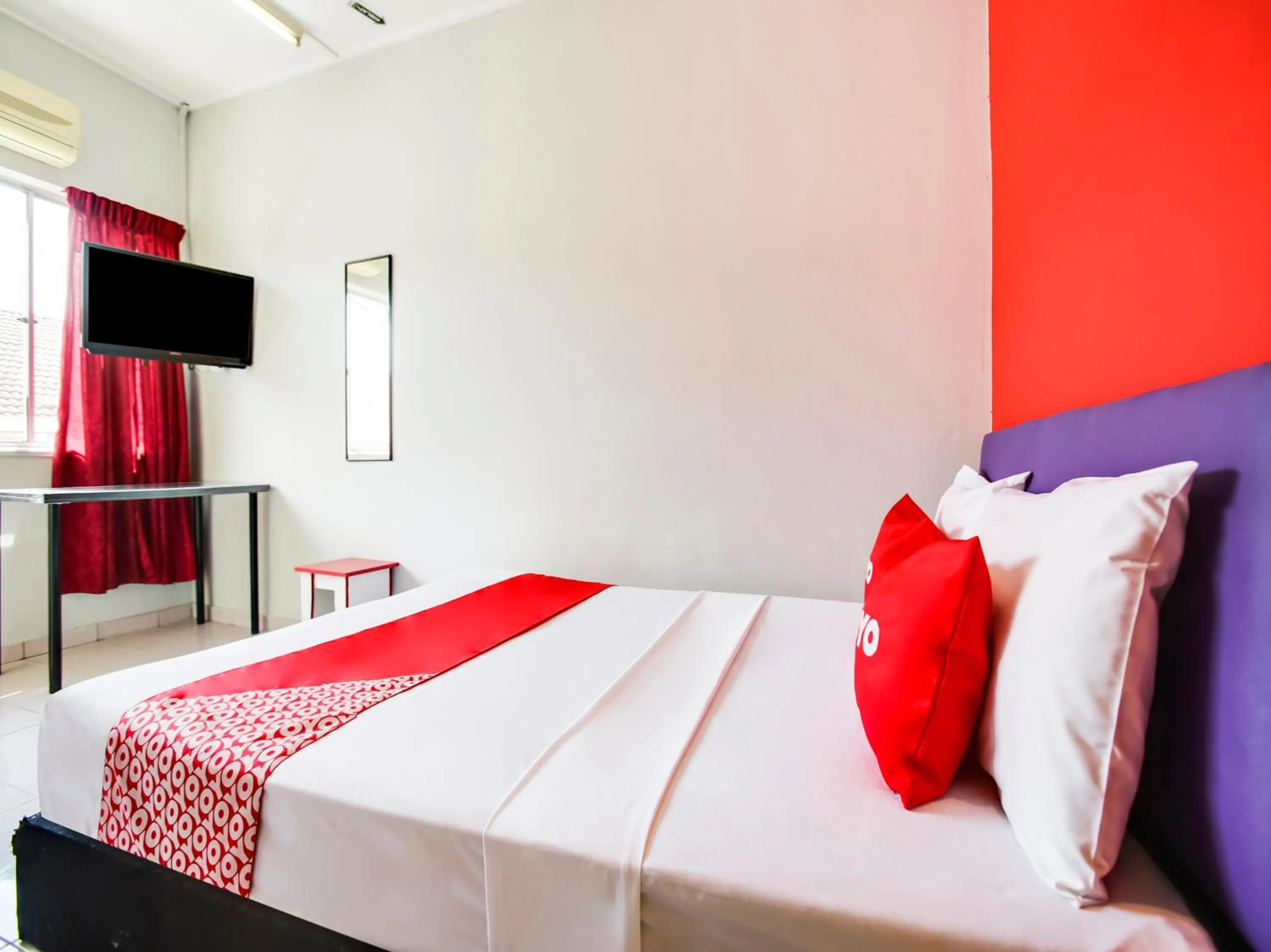 Bedroom in OYO 89615 T Family Hotel