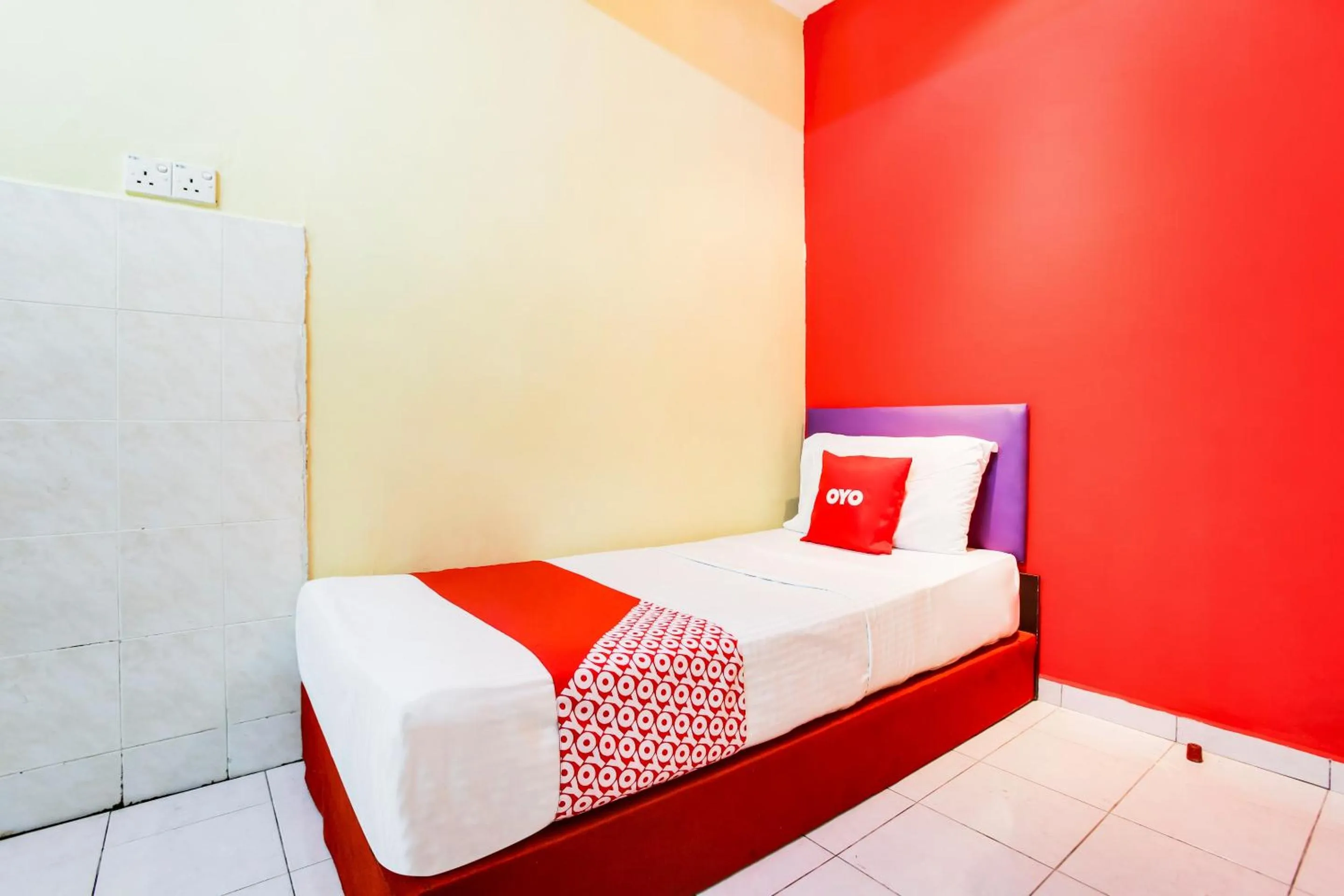 Bedroom in OYO 89615 T Family Hotel