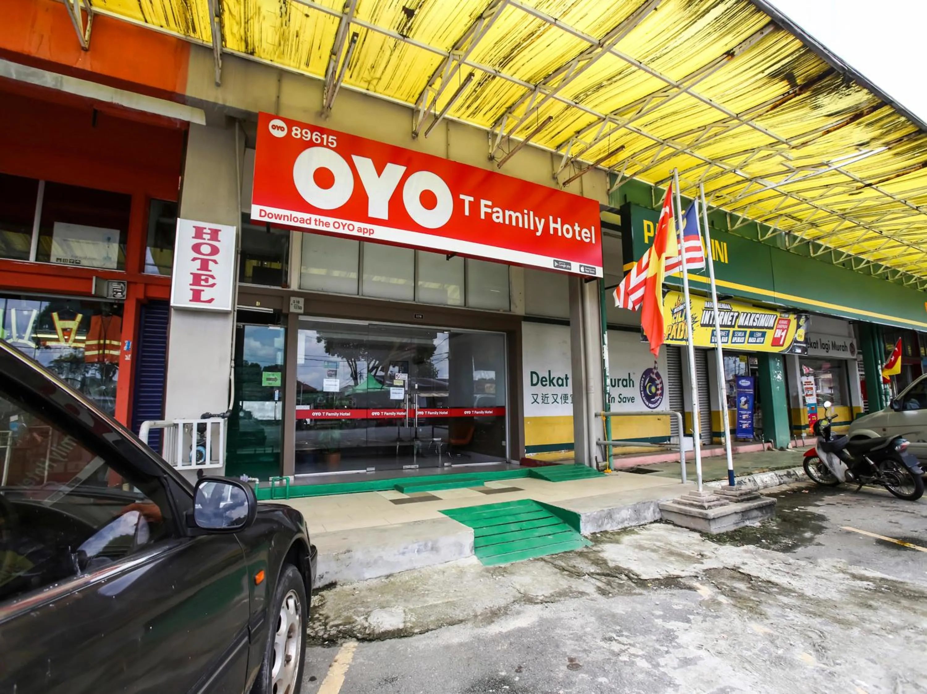 Facade/entrance in OYO 89615 T Family Hotel