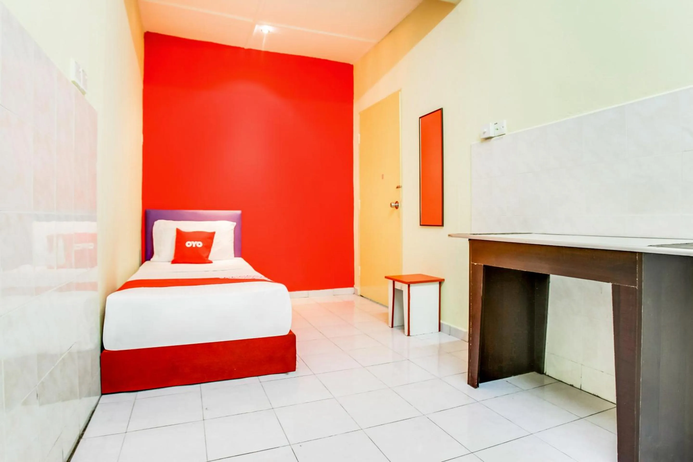 Bedroom in OYO 89615 T Family Hotel