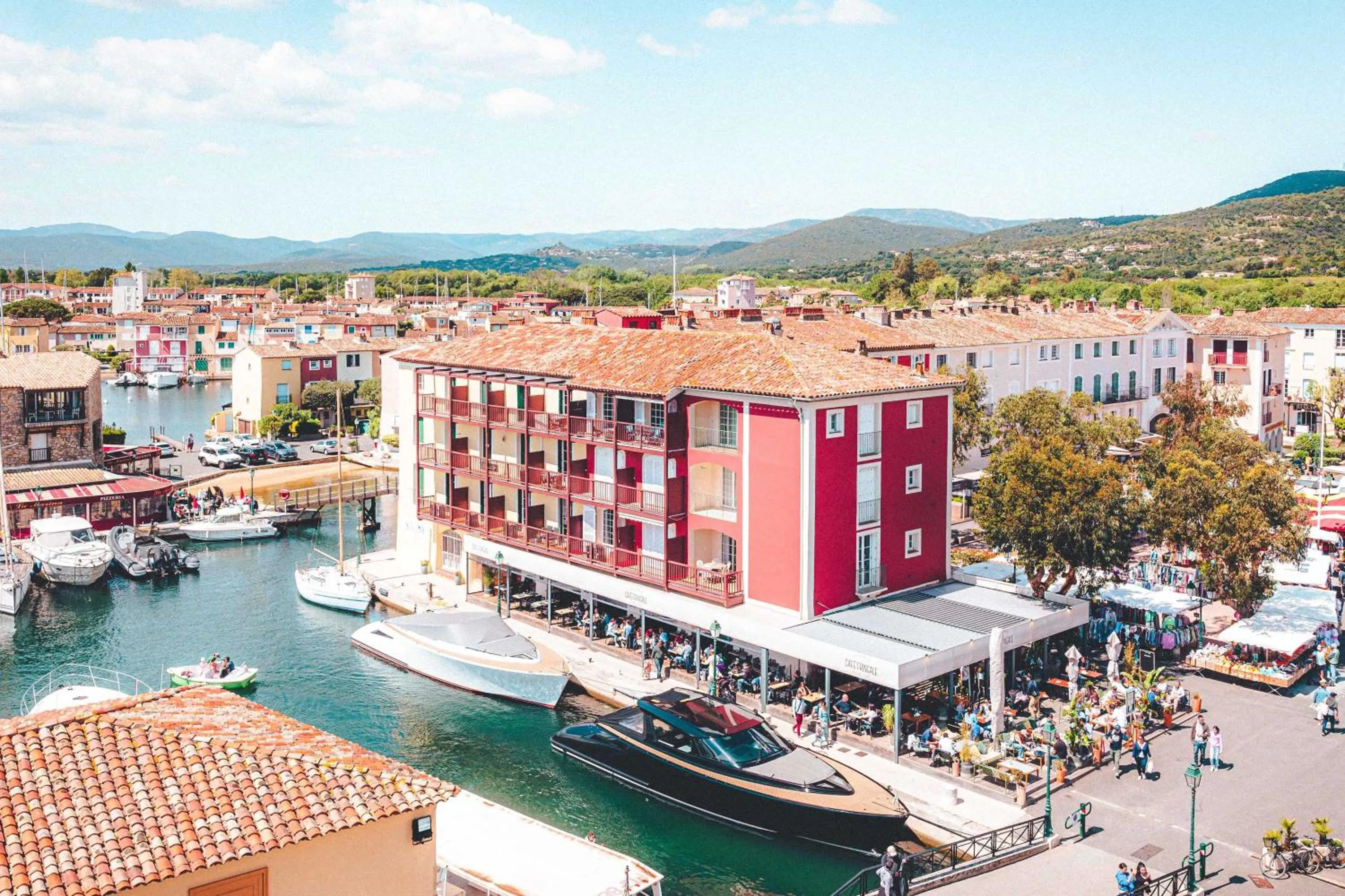 Property building in Le Suffren Hôtel