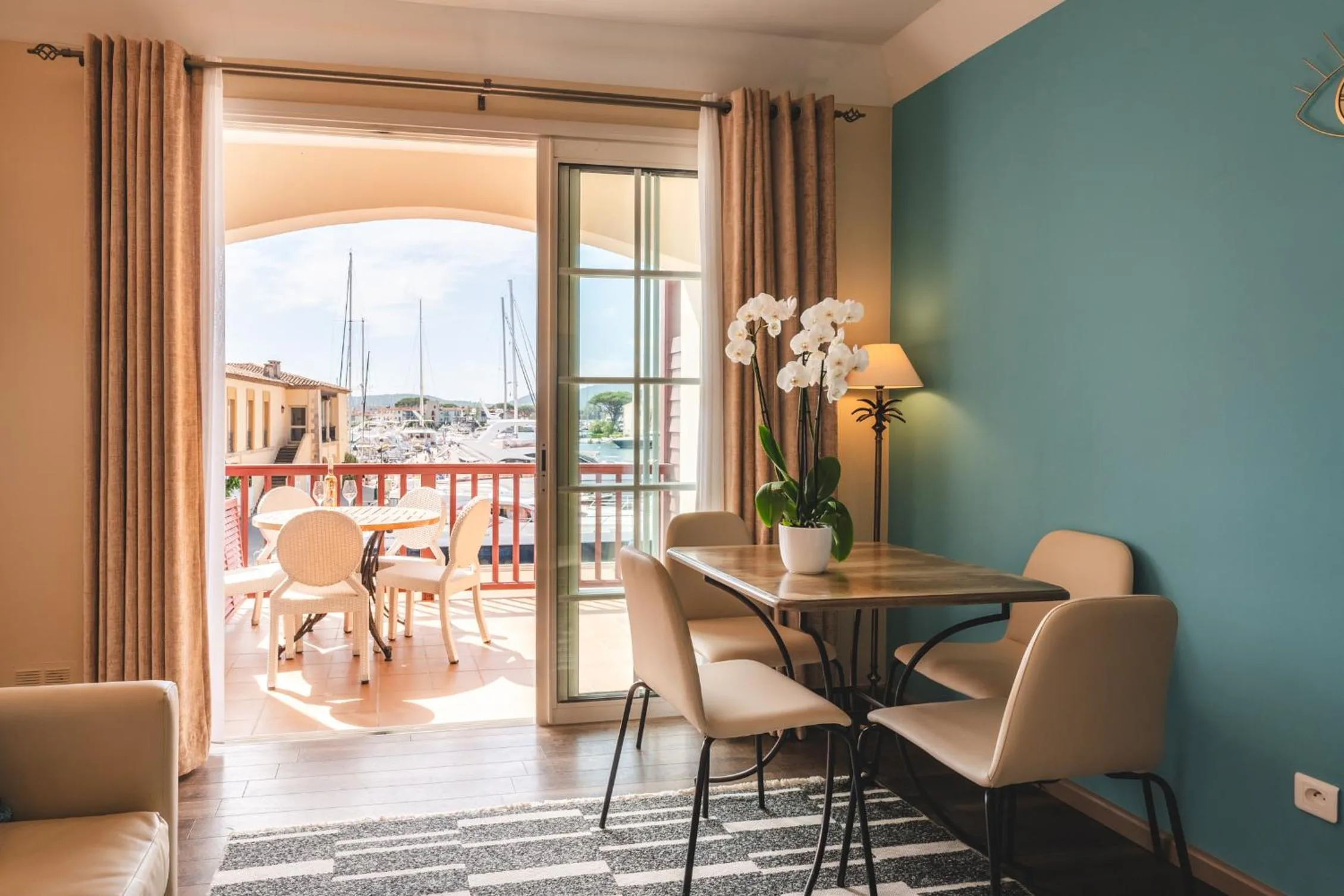 Living room in Le Suffren Hôtel