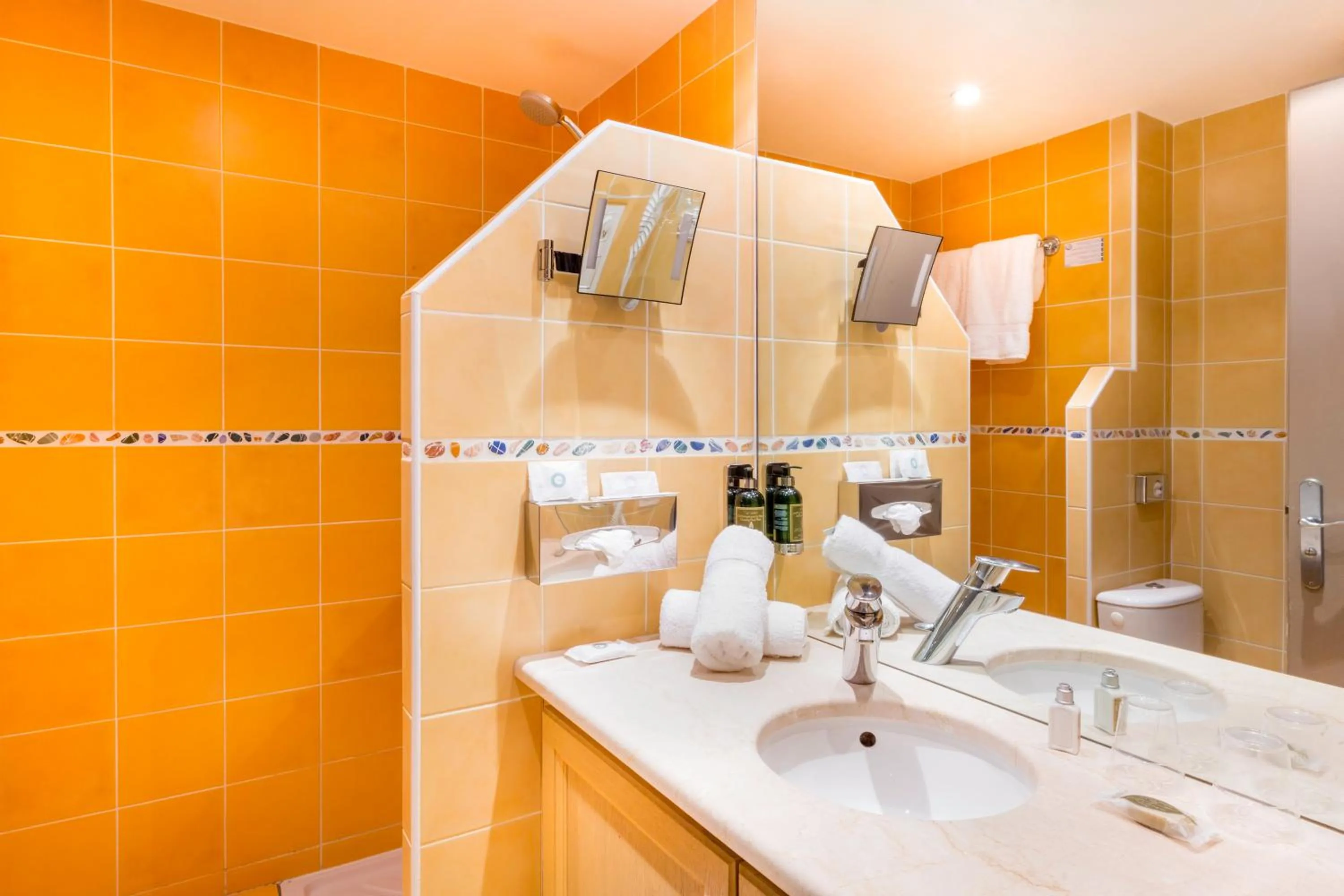 Bathroom in Le Suffren Hôtel