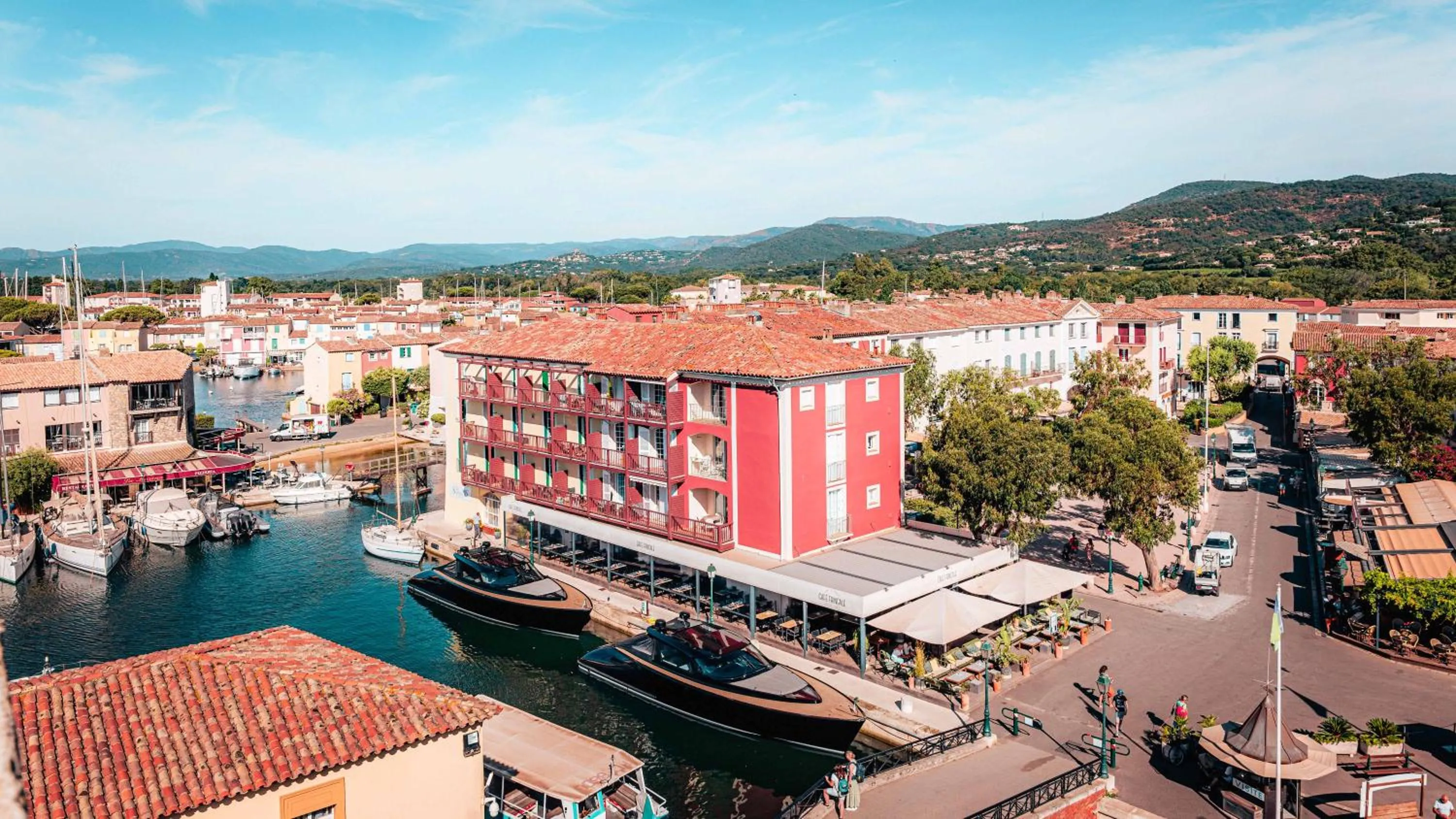 Property building in Le Suffren Hôtel