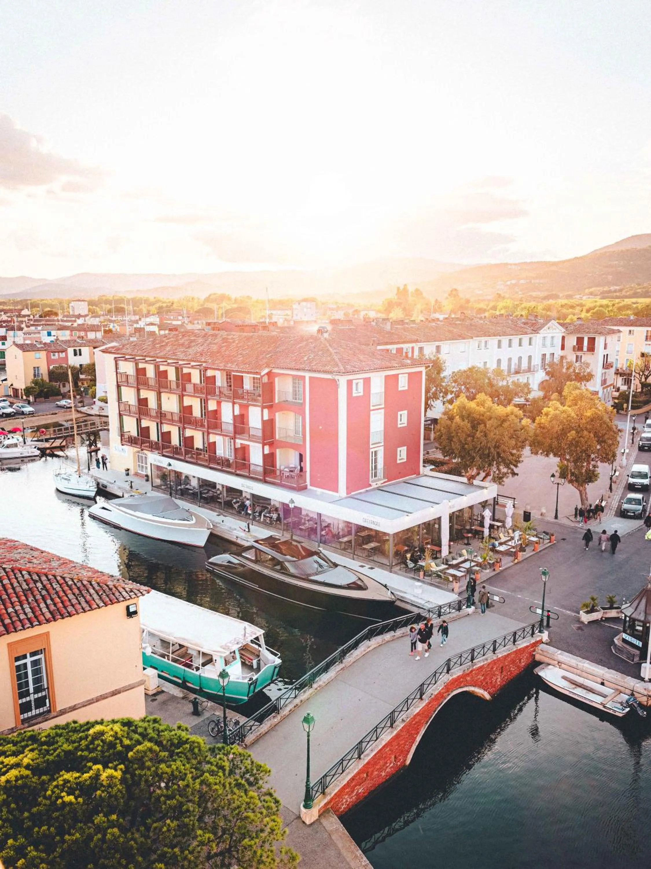 Property building in Le Suffren Hôtel