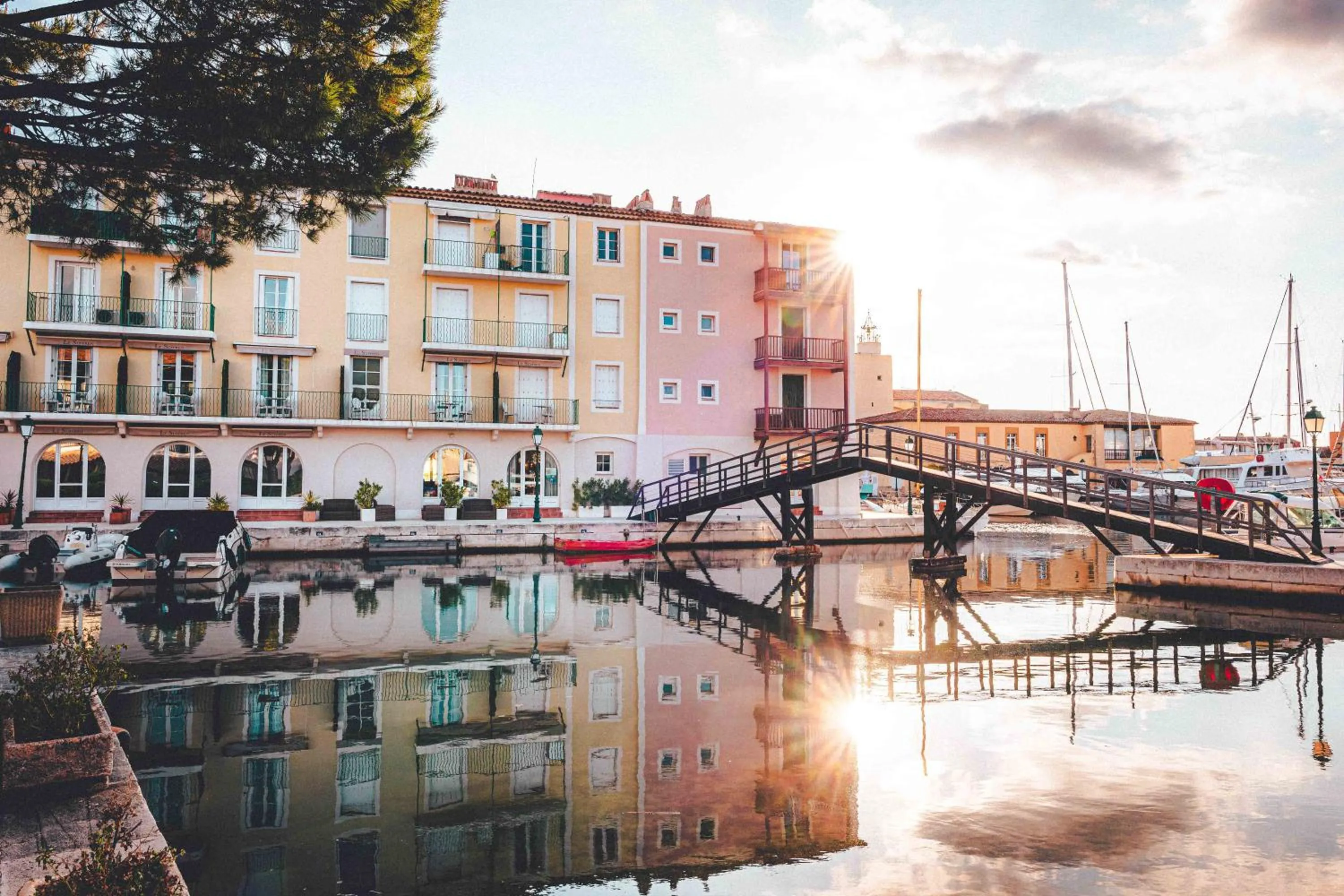 Property building in Le Suffren Hôtel