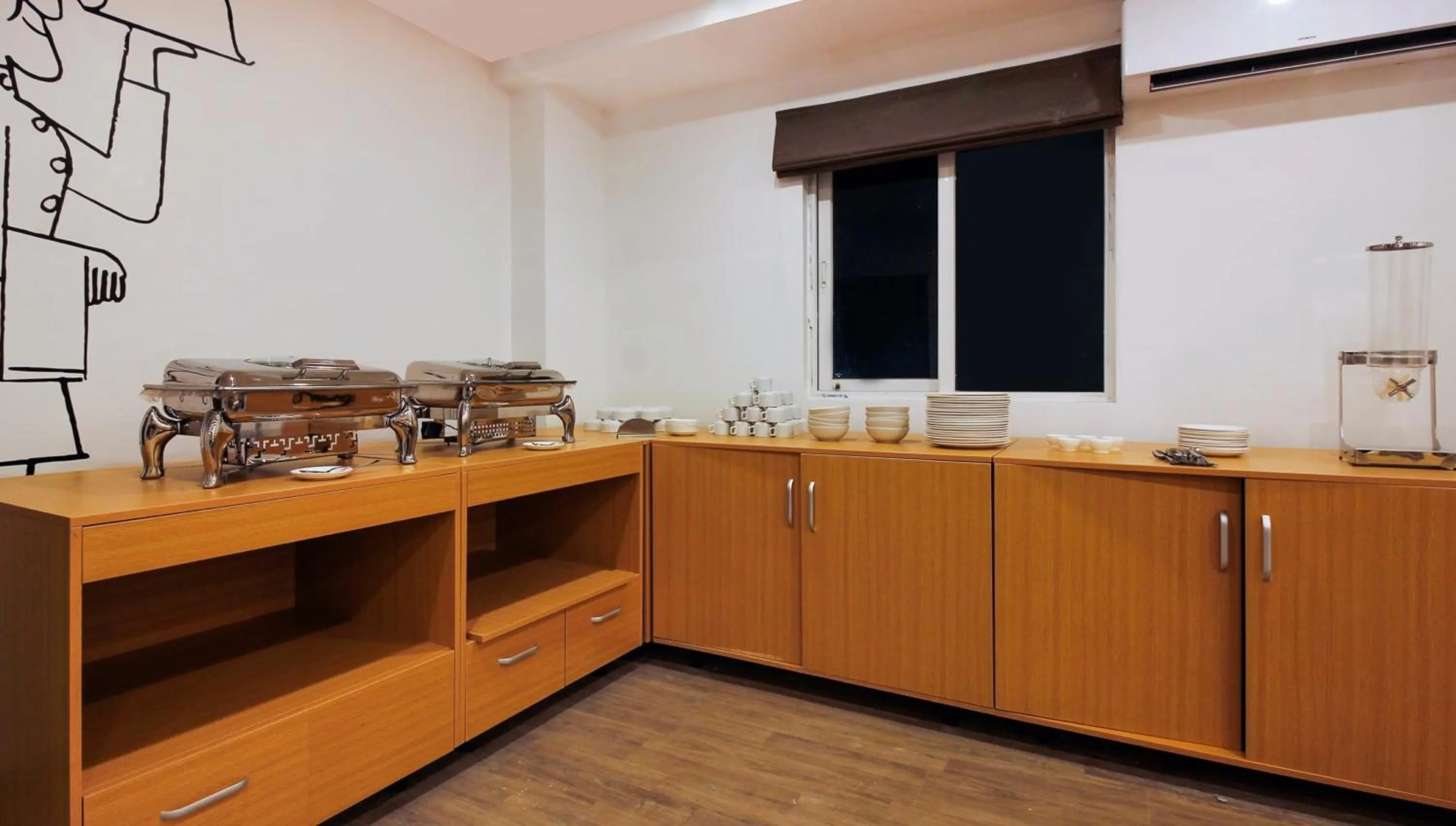 Restaurant/places to eat in Super Townhouse RCC Elite