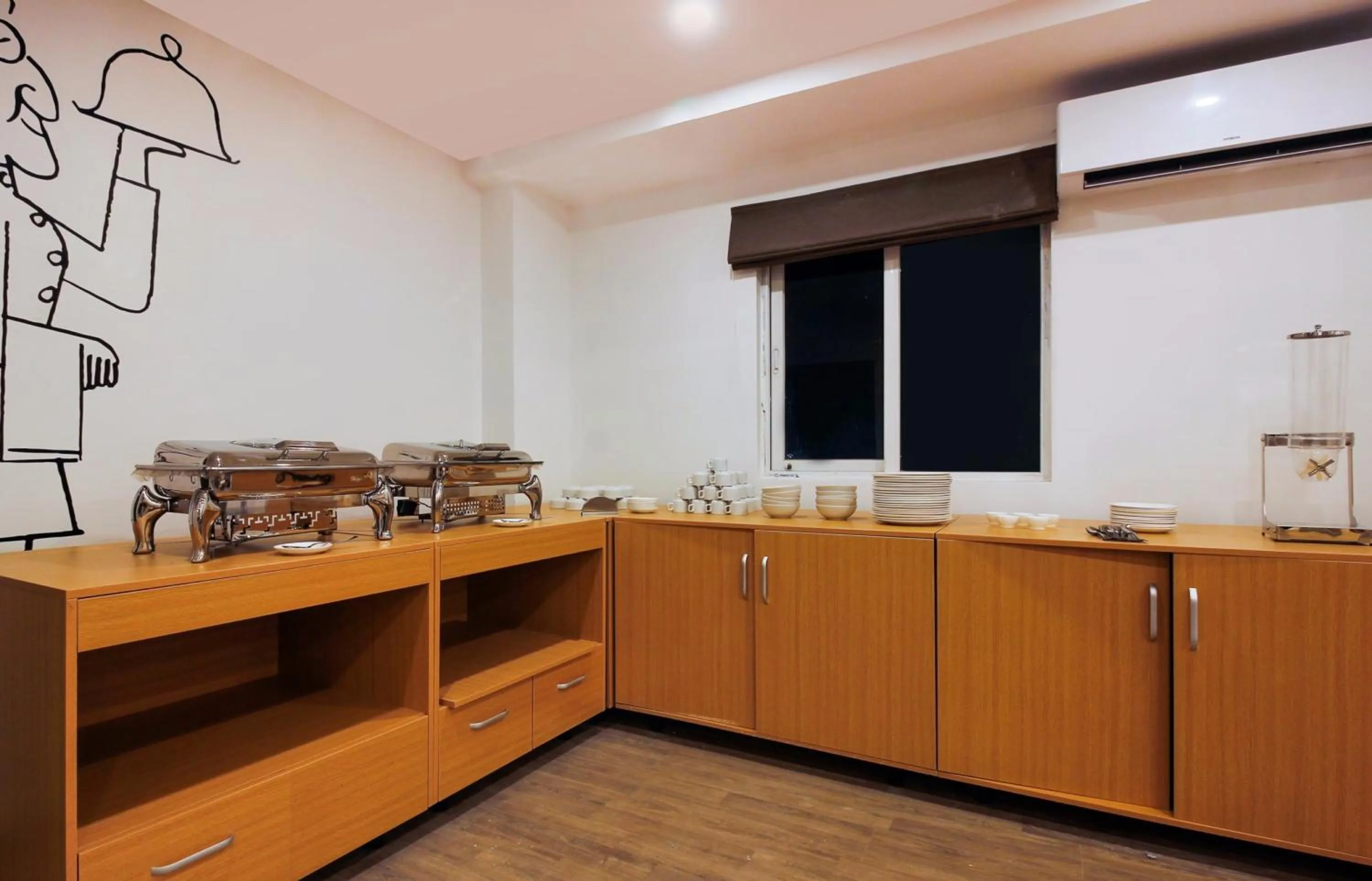 Restaurant/places to eat in Super Townhouse RCC Elite