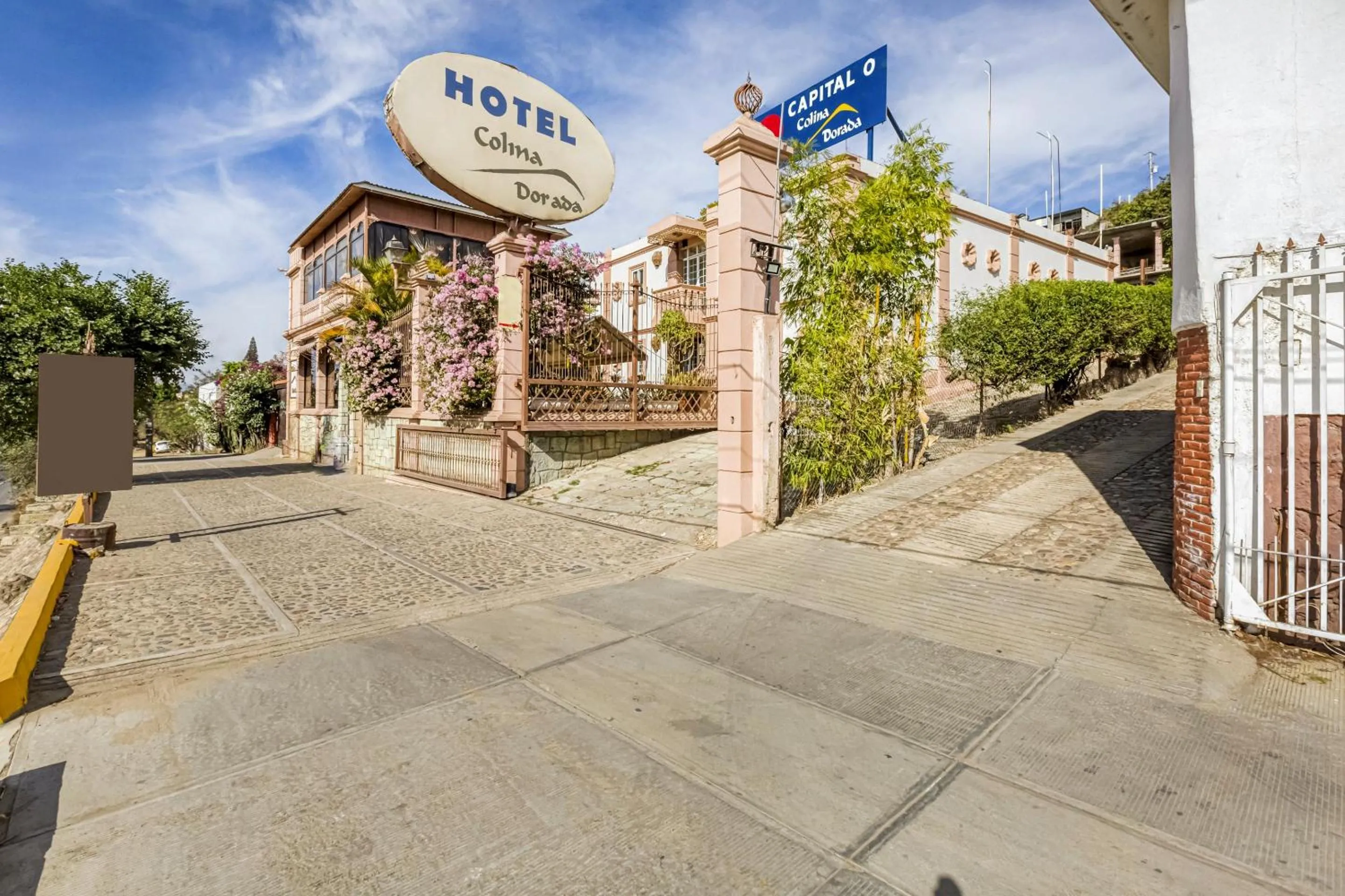 Facade/entrance in Capital O Colina Dorada