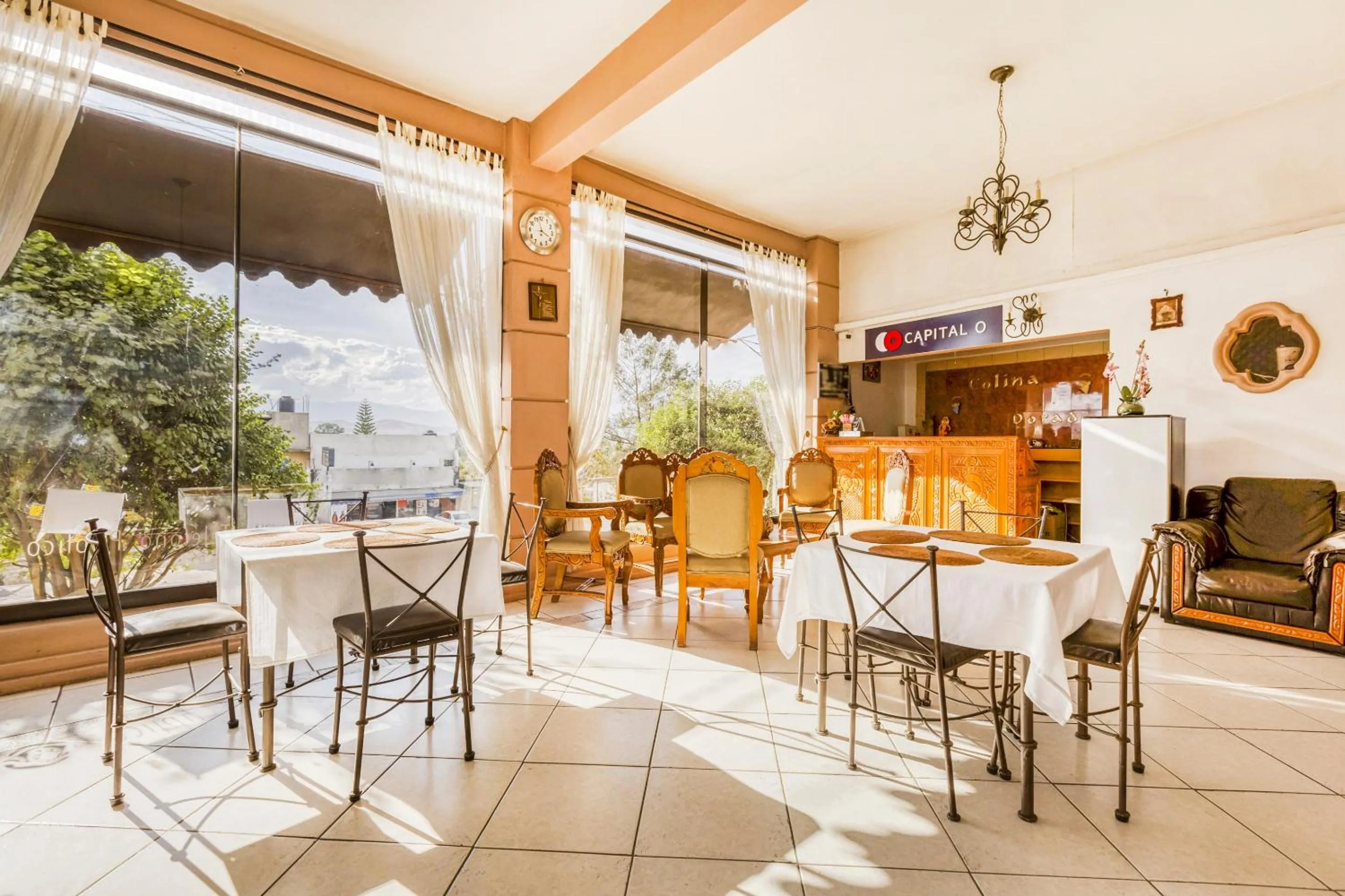 Dining area in Capital O Colina Dorada