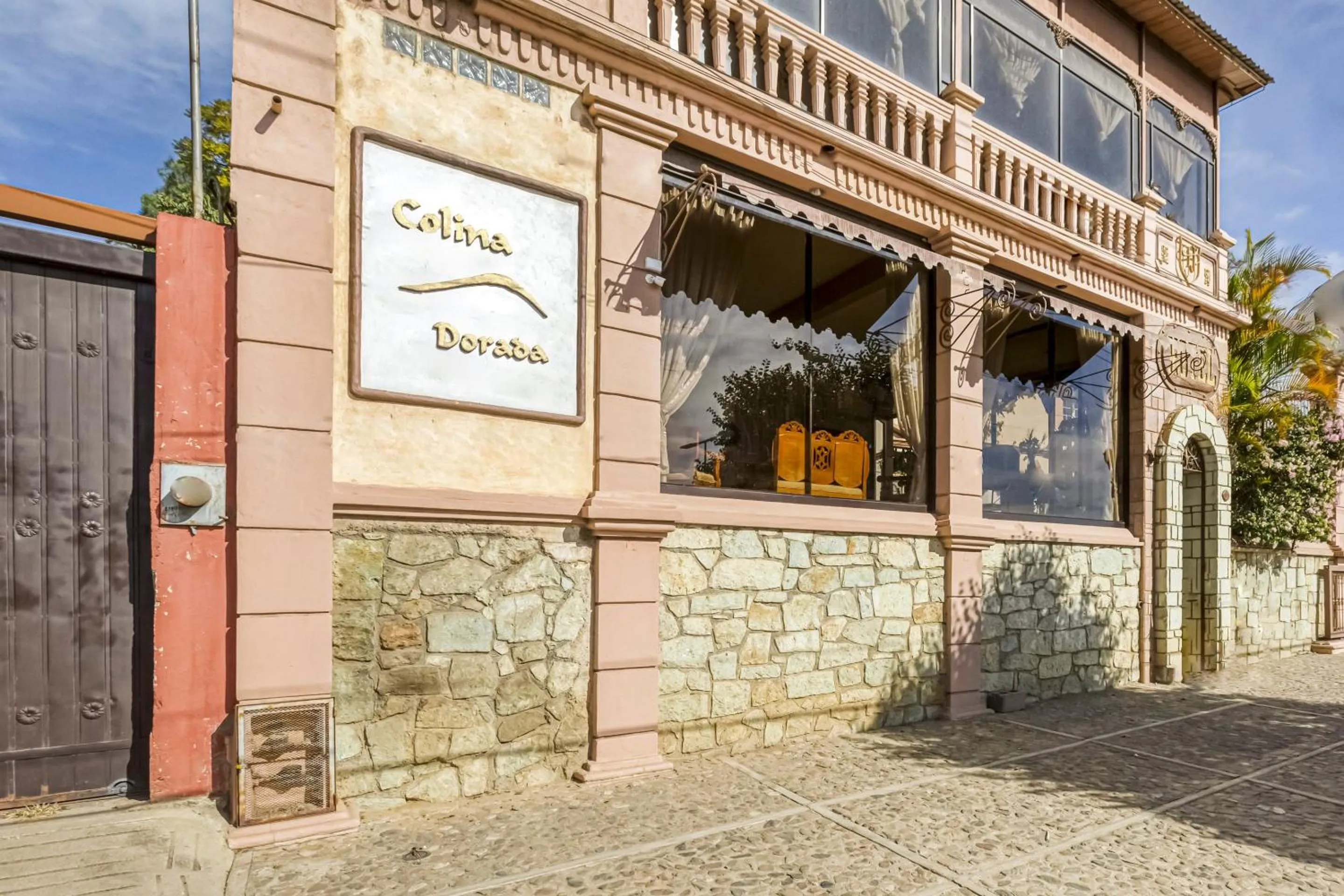 Facade/entrance in Capital O Colina Dorada