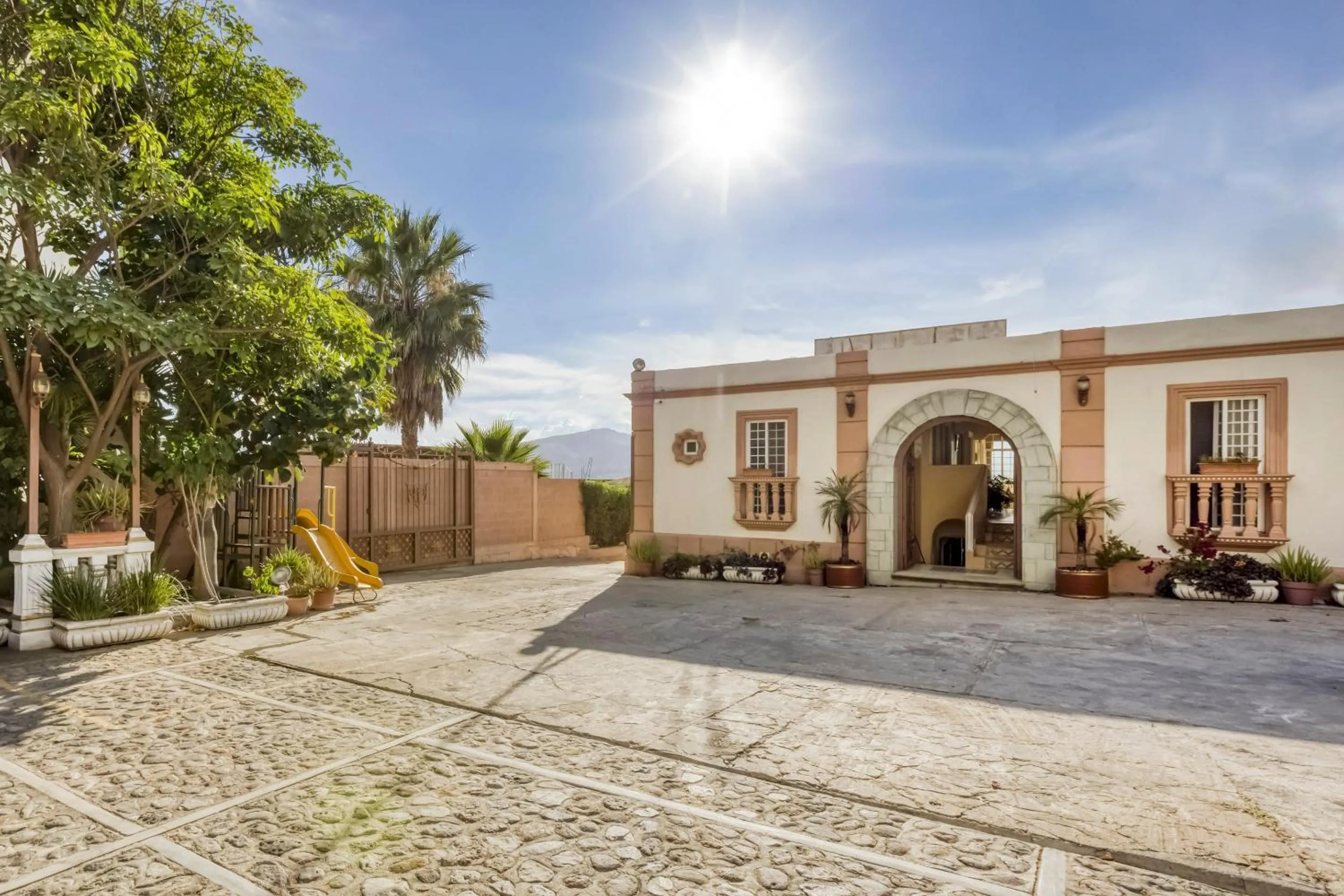 On site in Capital O Colina Dorada